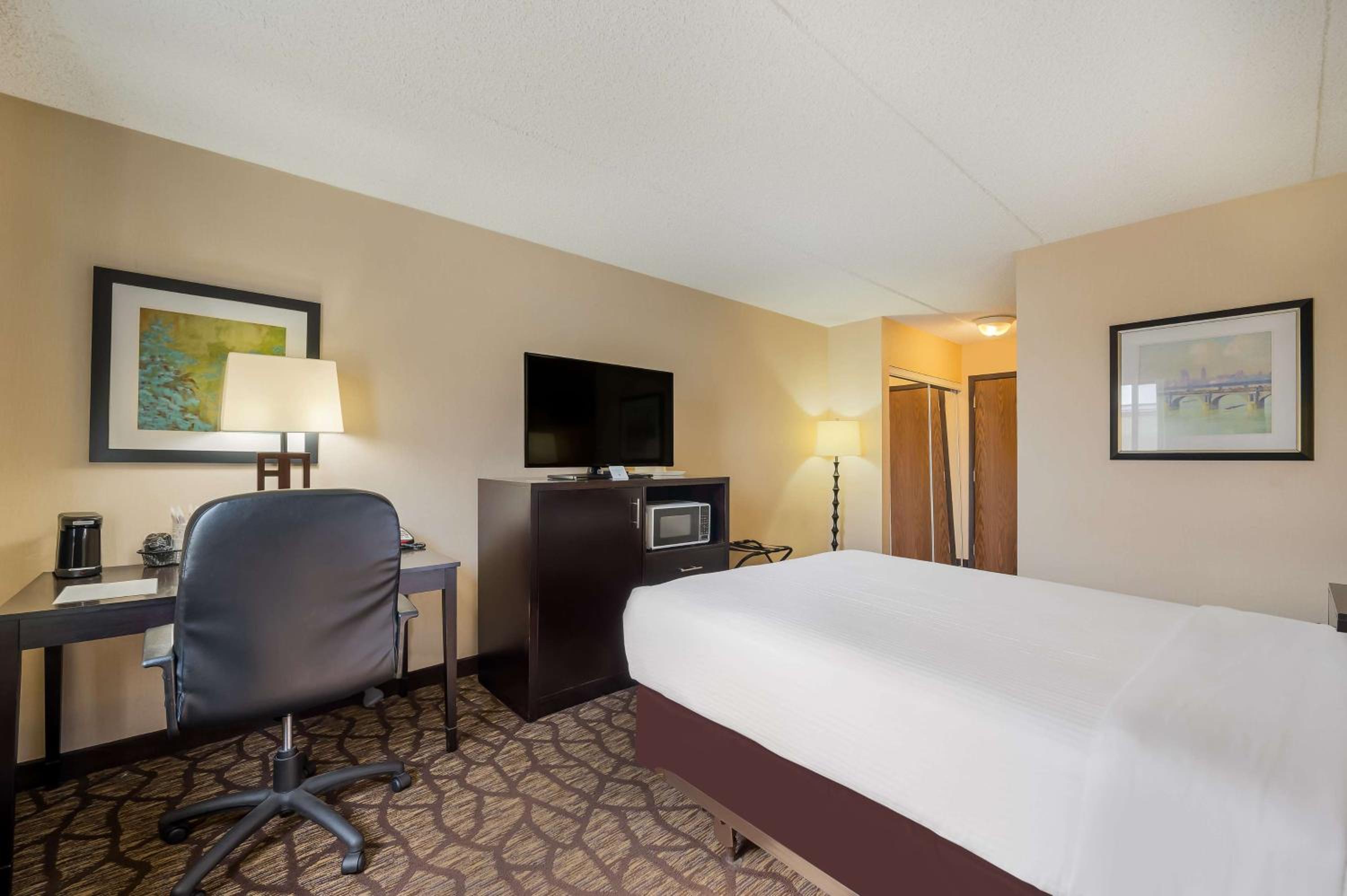 Double Room with Mobility Accessible Tub - Photo 4