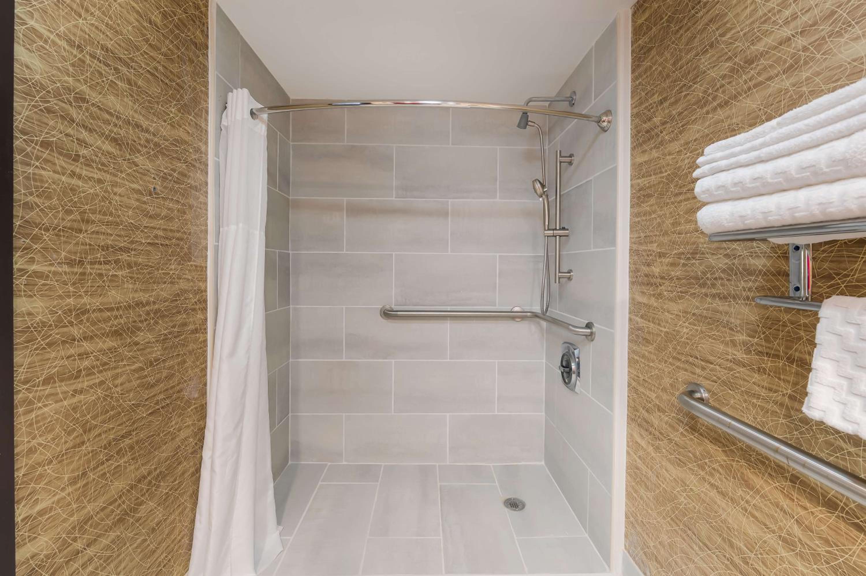 Double Room with Mobility Accessible Tub - Photo 2