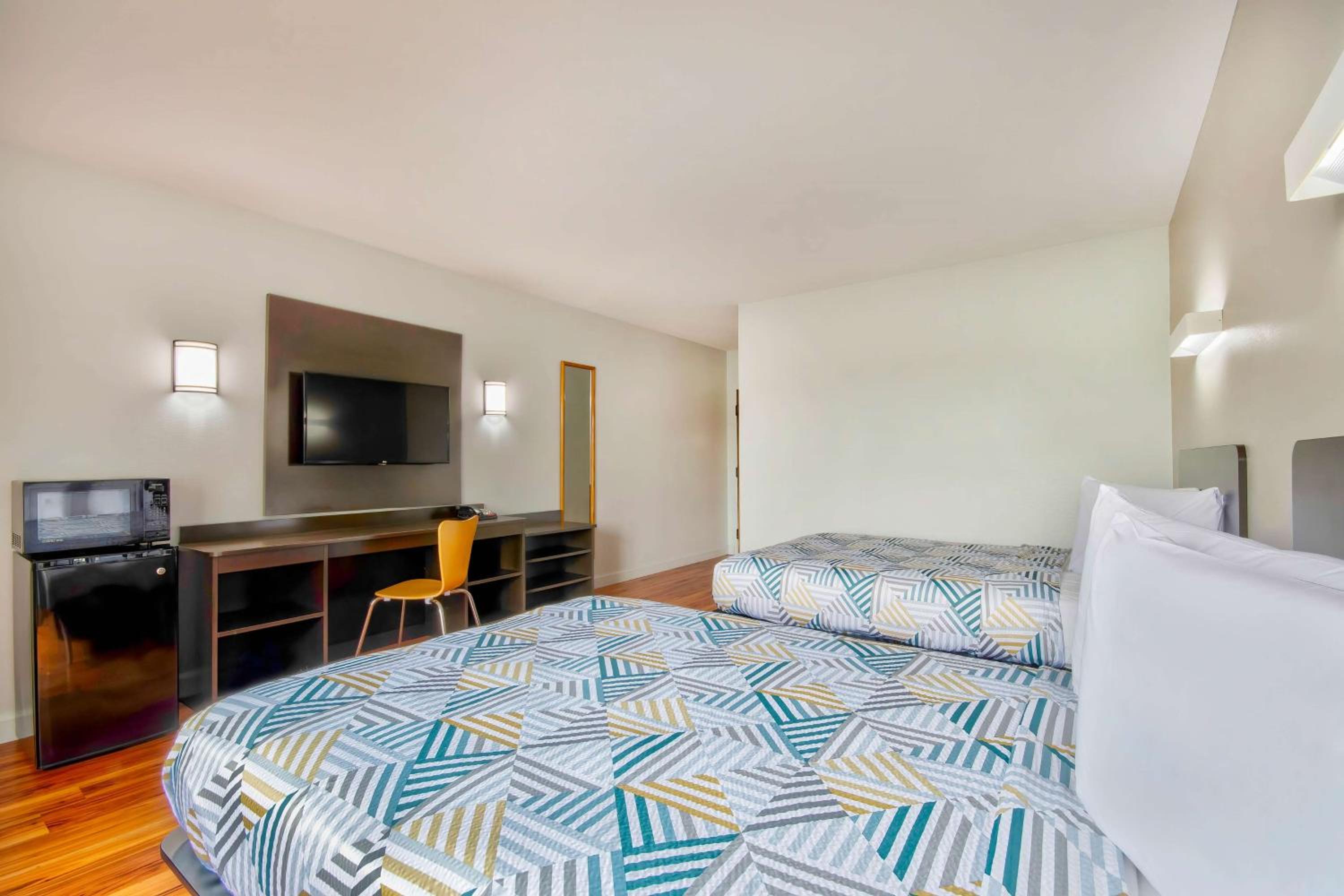 Quadruple Room - Non-Smoking - Photo 9