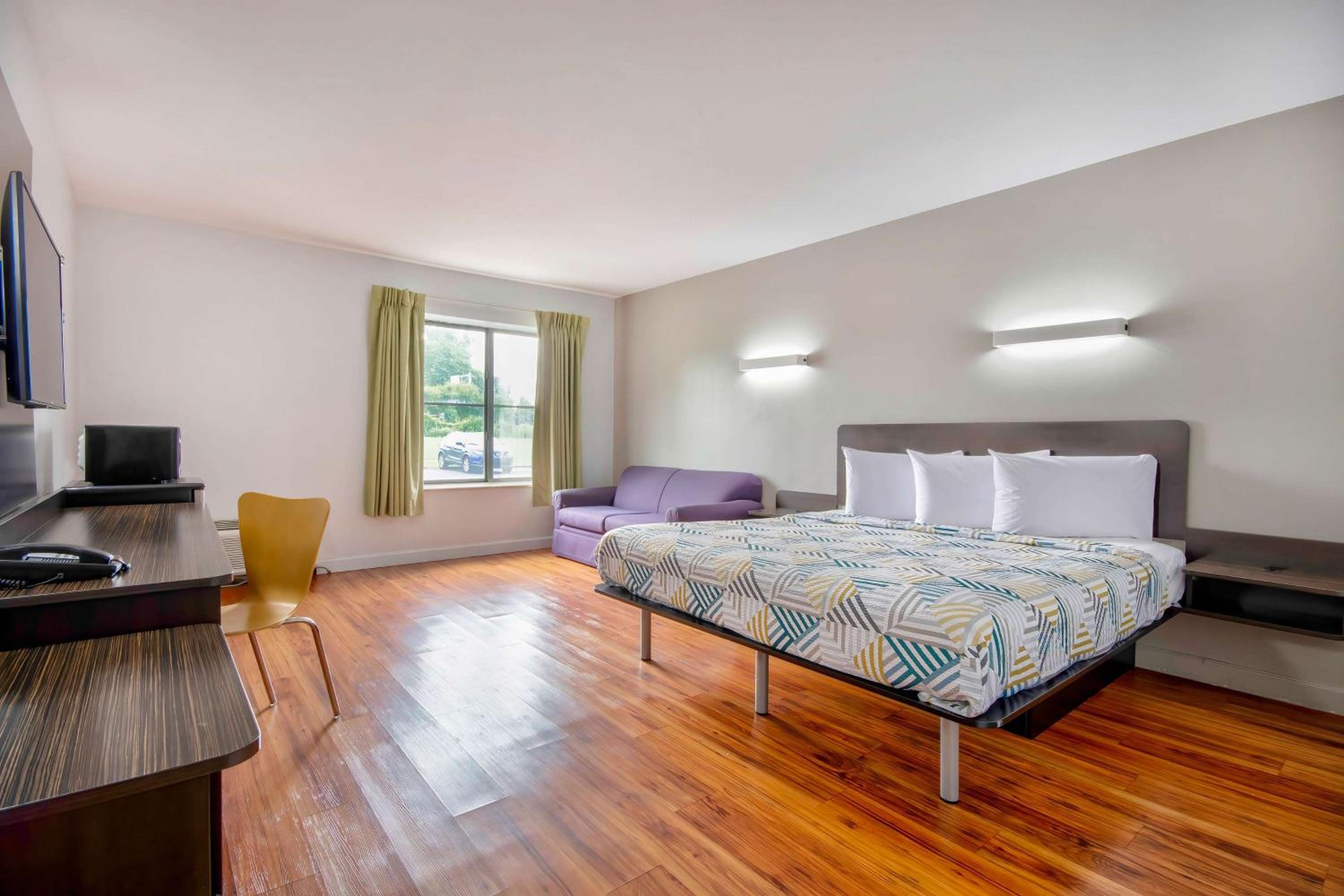 Deluxe King Room - Non-Smoking - Photo 1