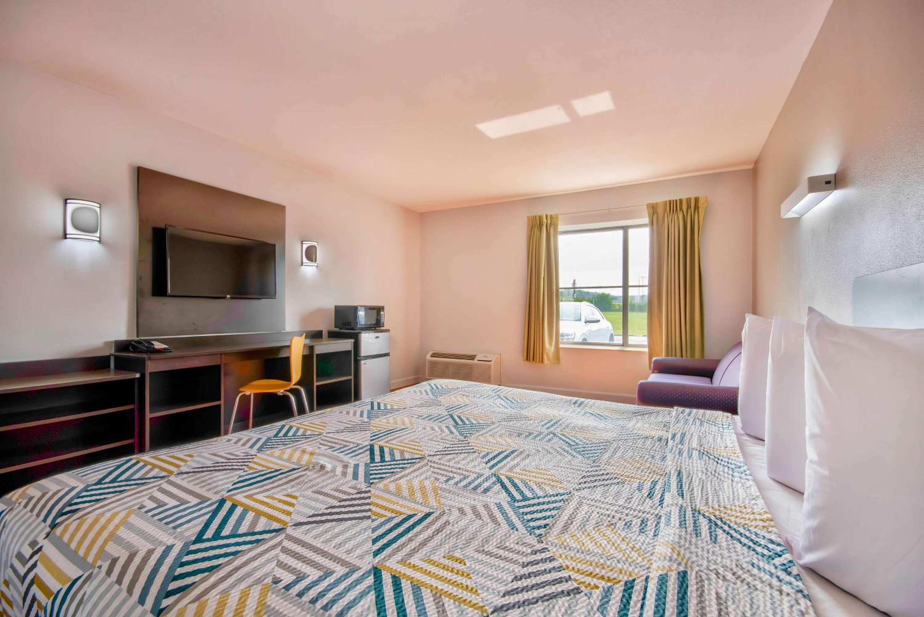 Deluxe King Room - Non-Smoking - Photo 8