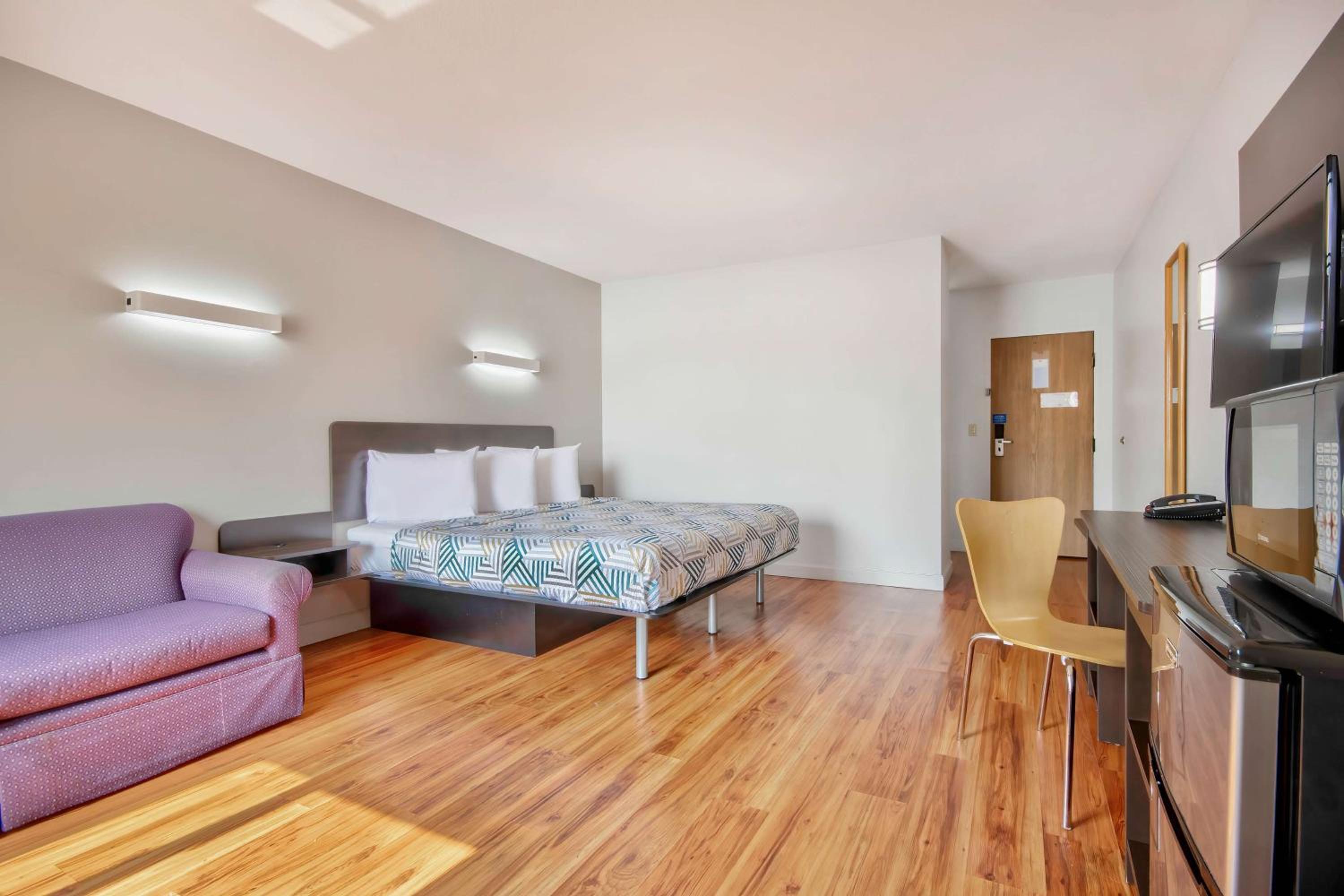 Deluxe King Room - Non-Smoking - Photo 6