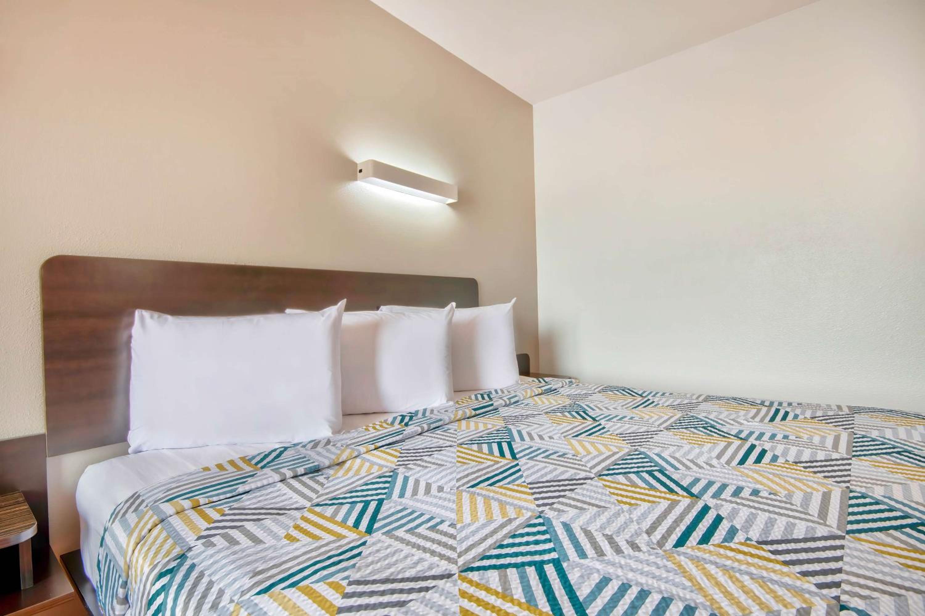 Deluxe King Room - Non-Smoking - Photo 7