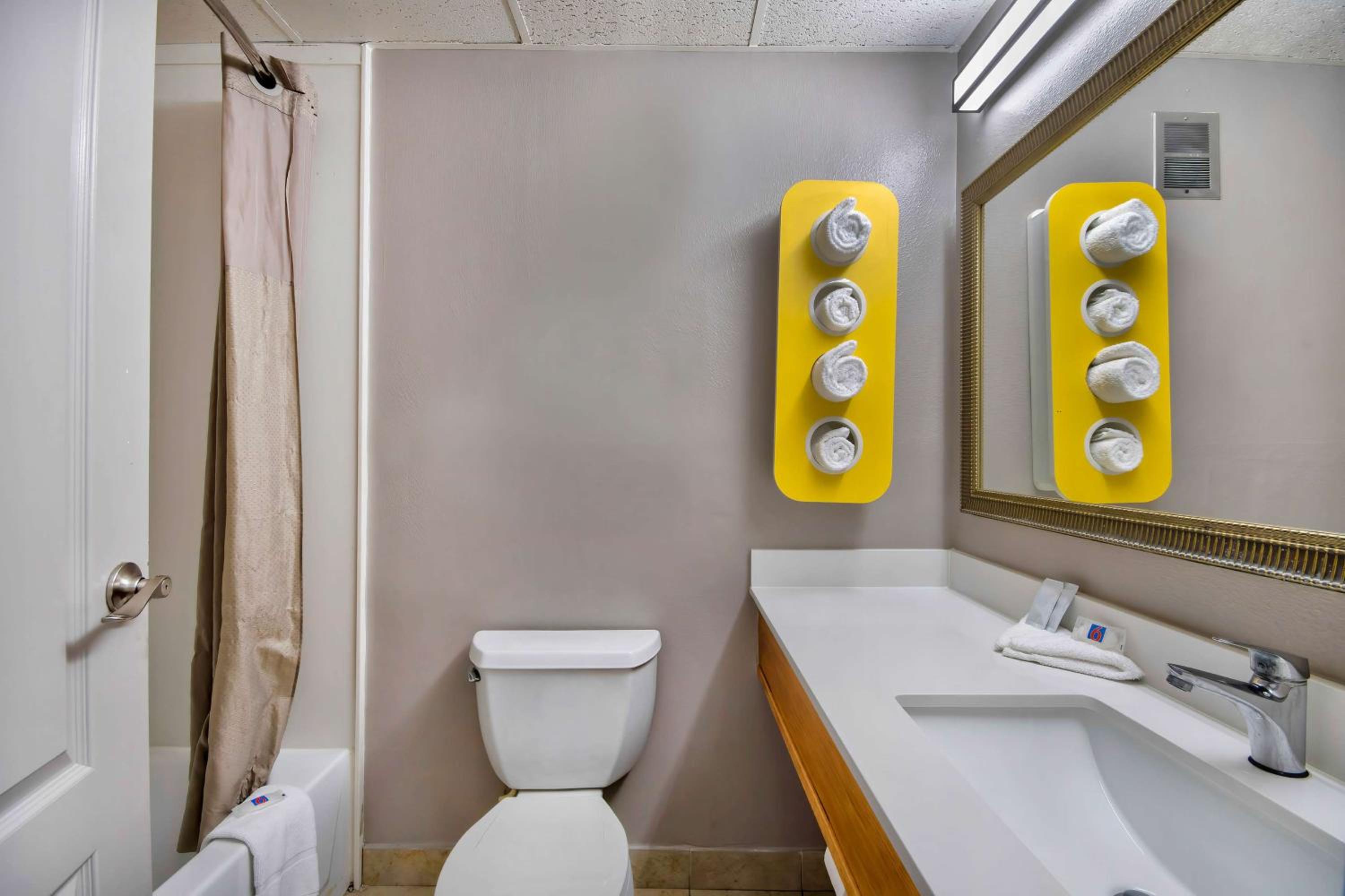 Deluxe King Room - Non-Smoking - Photo 9