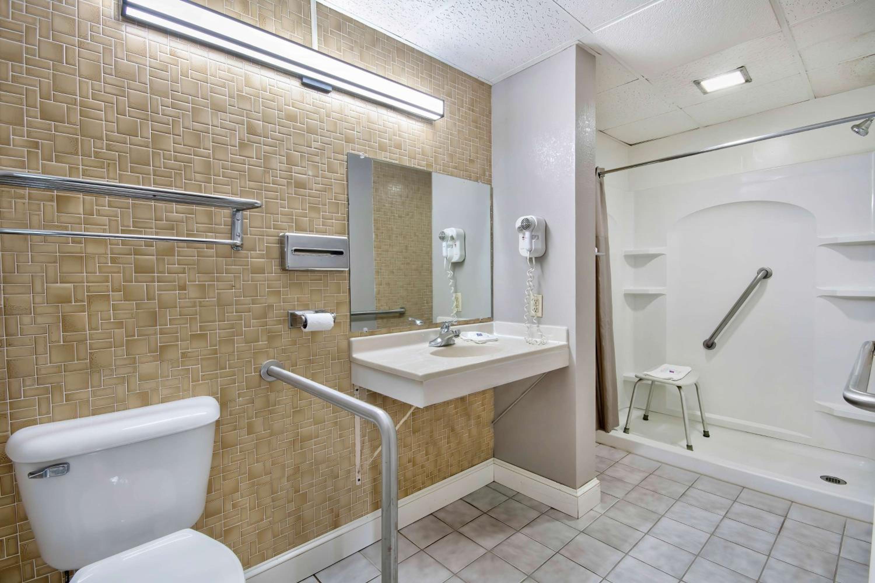 King Room with Roll-in Shower - Disability Access - Non-Smoking photo 2