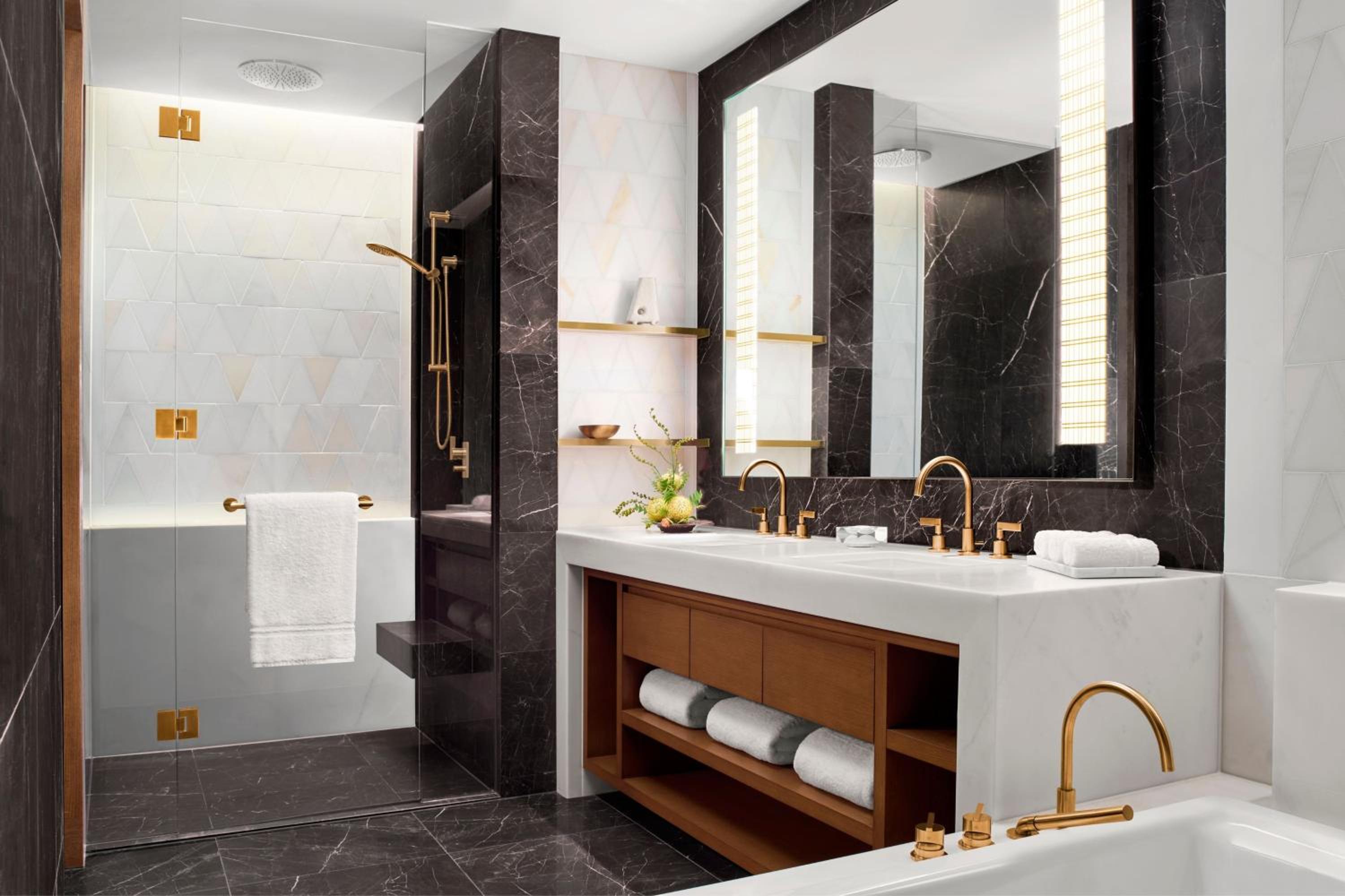 Executive Suite, Bay & City View, 1 Bedroom, 1 King Bed, Half-Board, Club Access - Photo 3