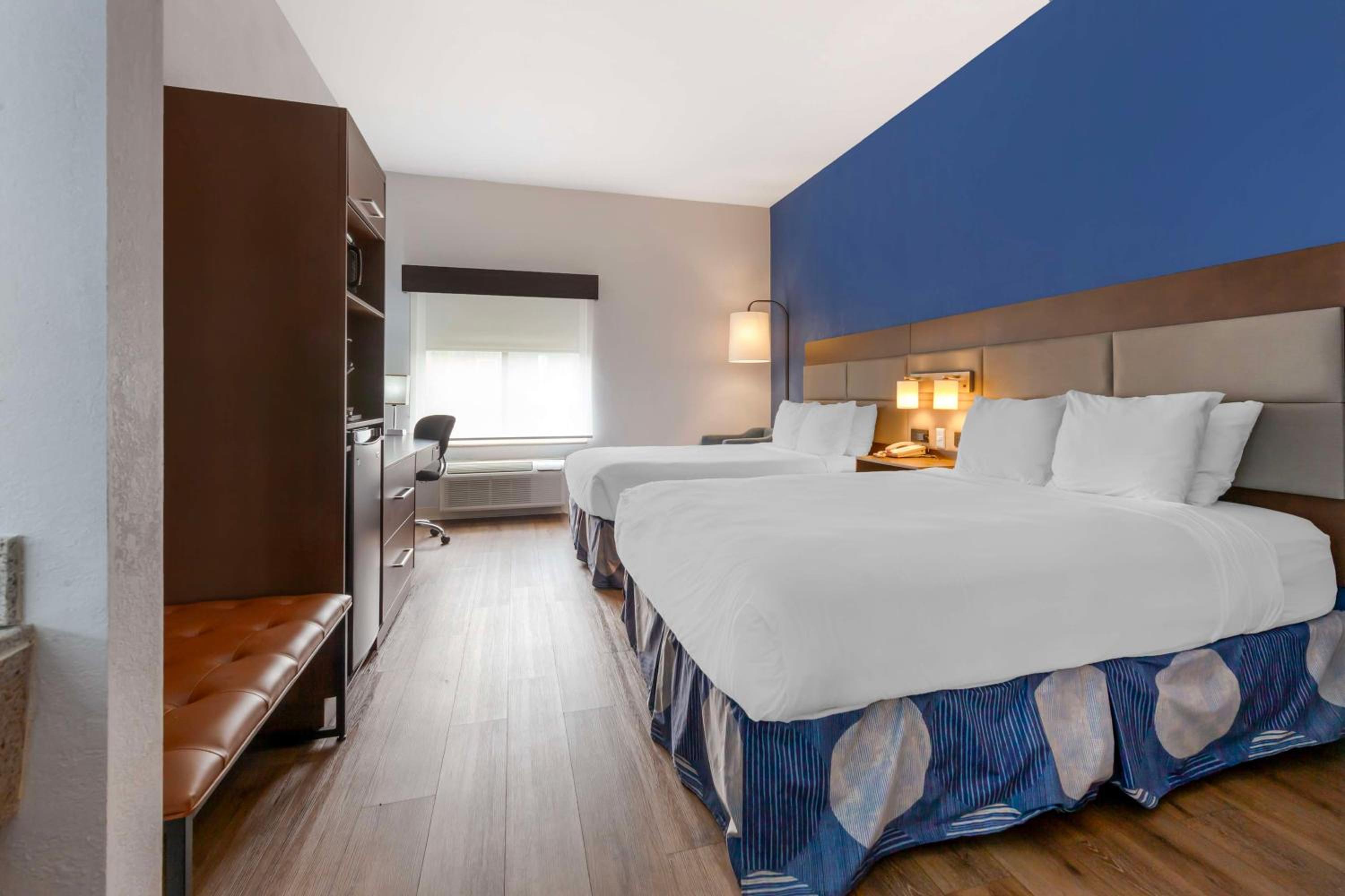 Queen Room with Two Queen Beds - Non-Smoking - Photo 4