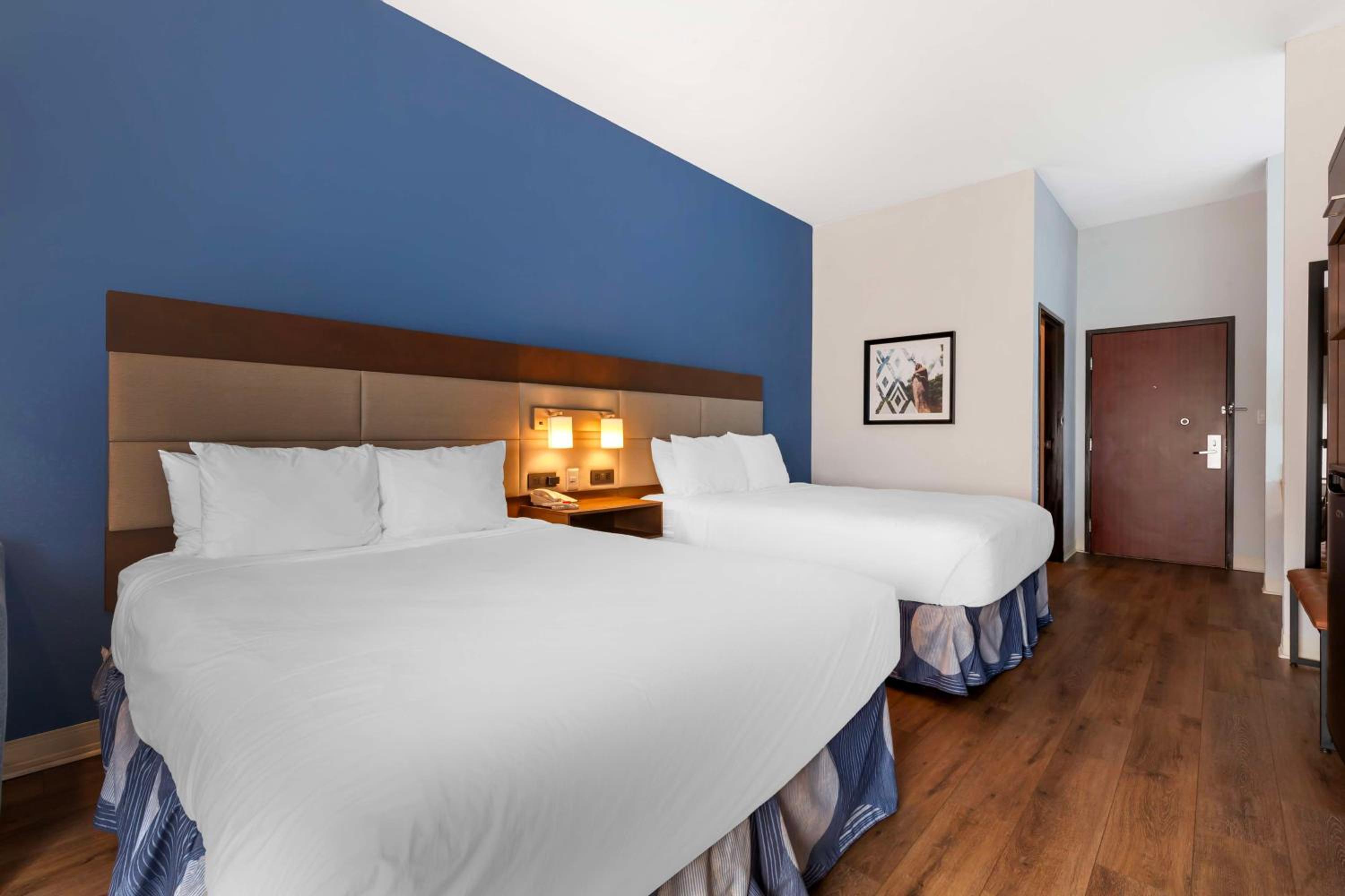 Queen Room with Two Queen Beds - Non-Smoking - Photo 3