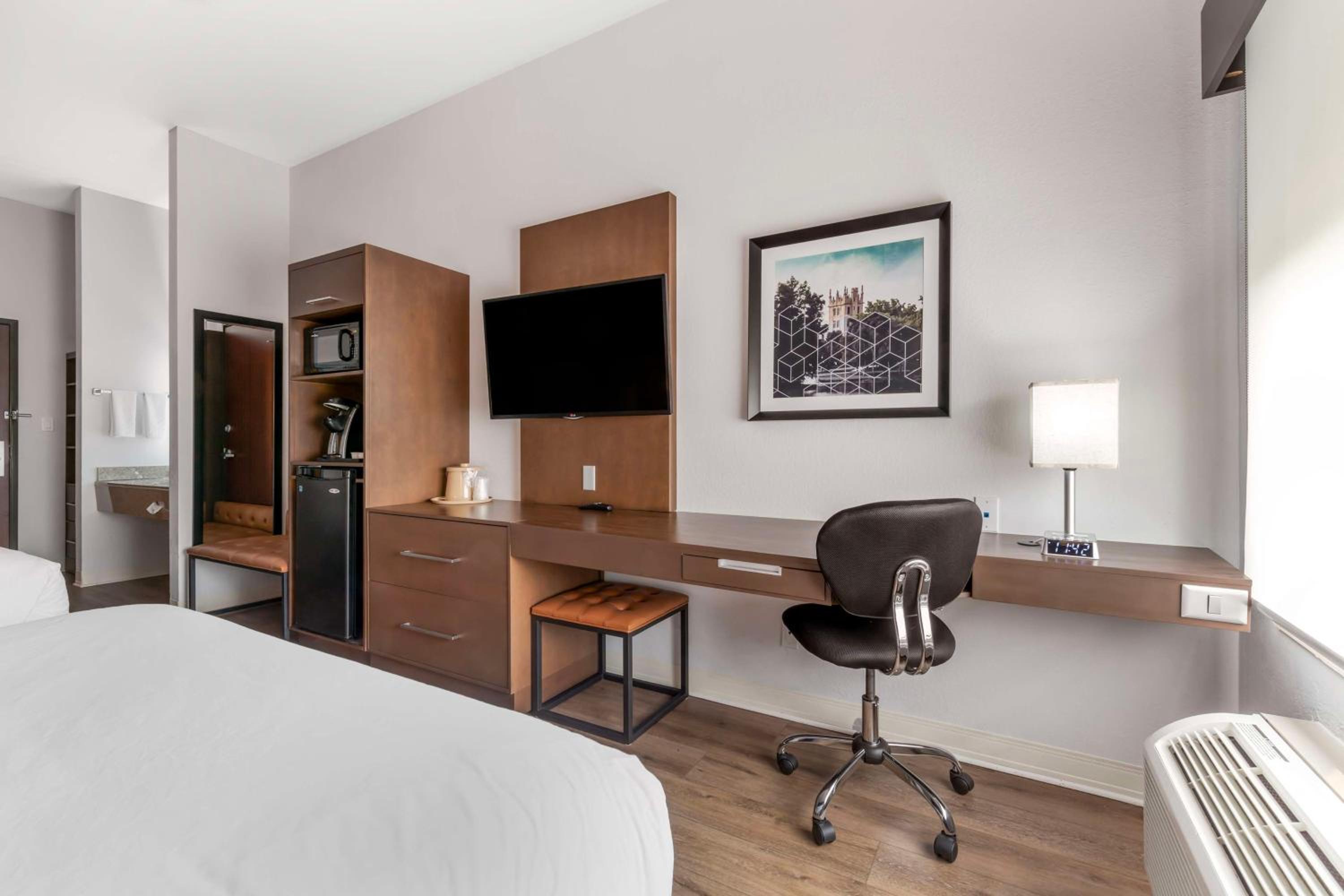 Queen Room with Two Queen Beds - Non-Smoking - Photo 1