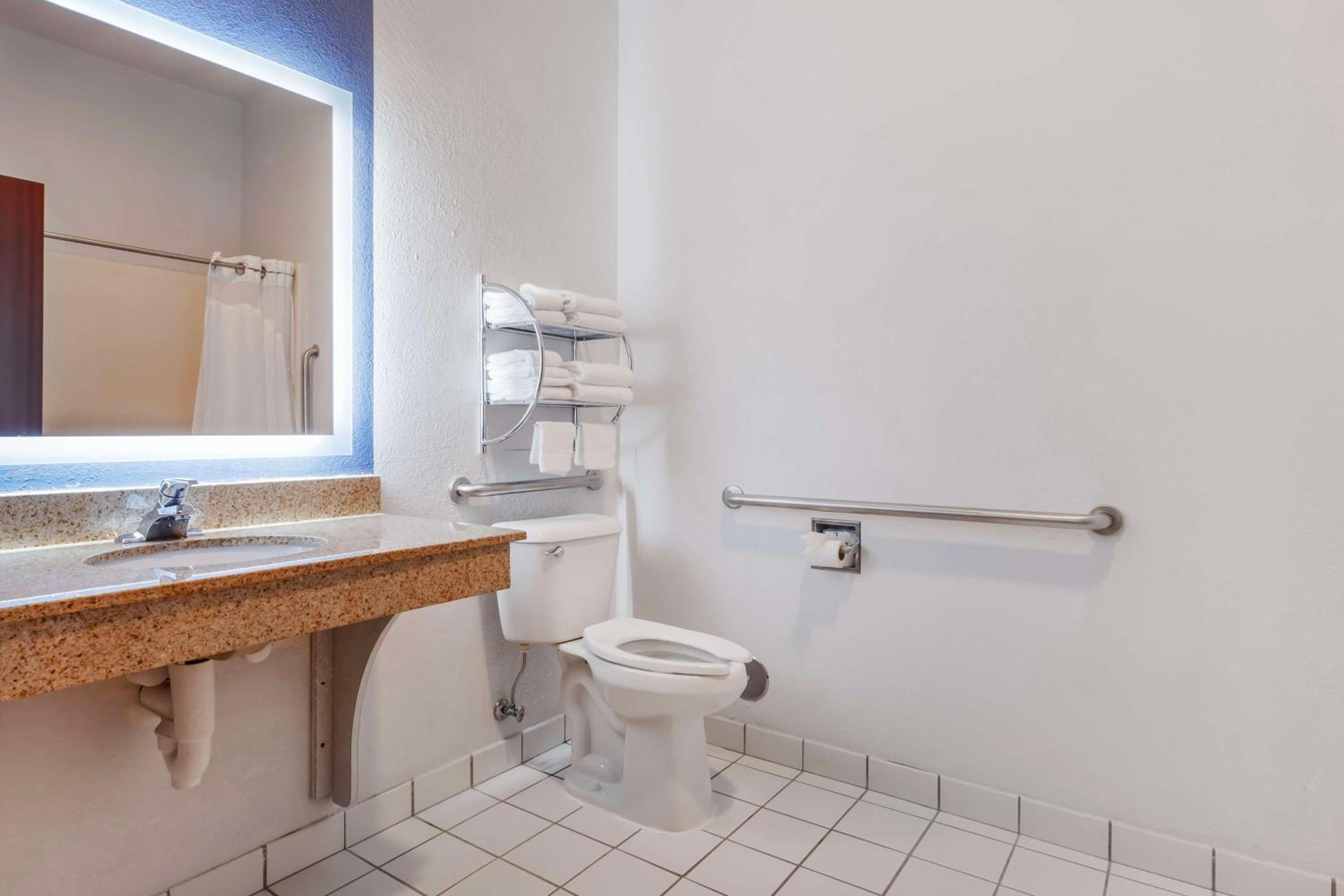 King Room - Disability Access - Photo 3