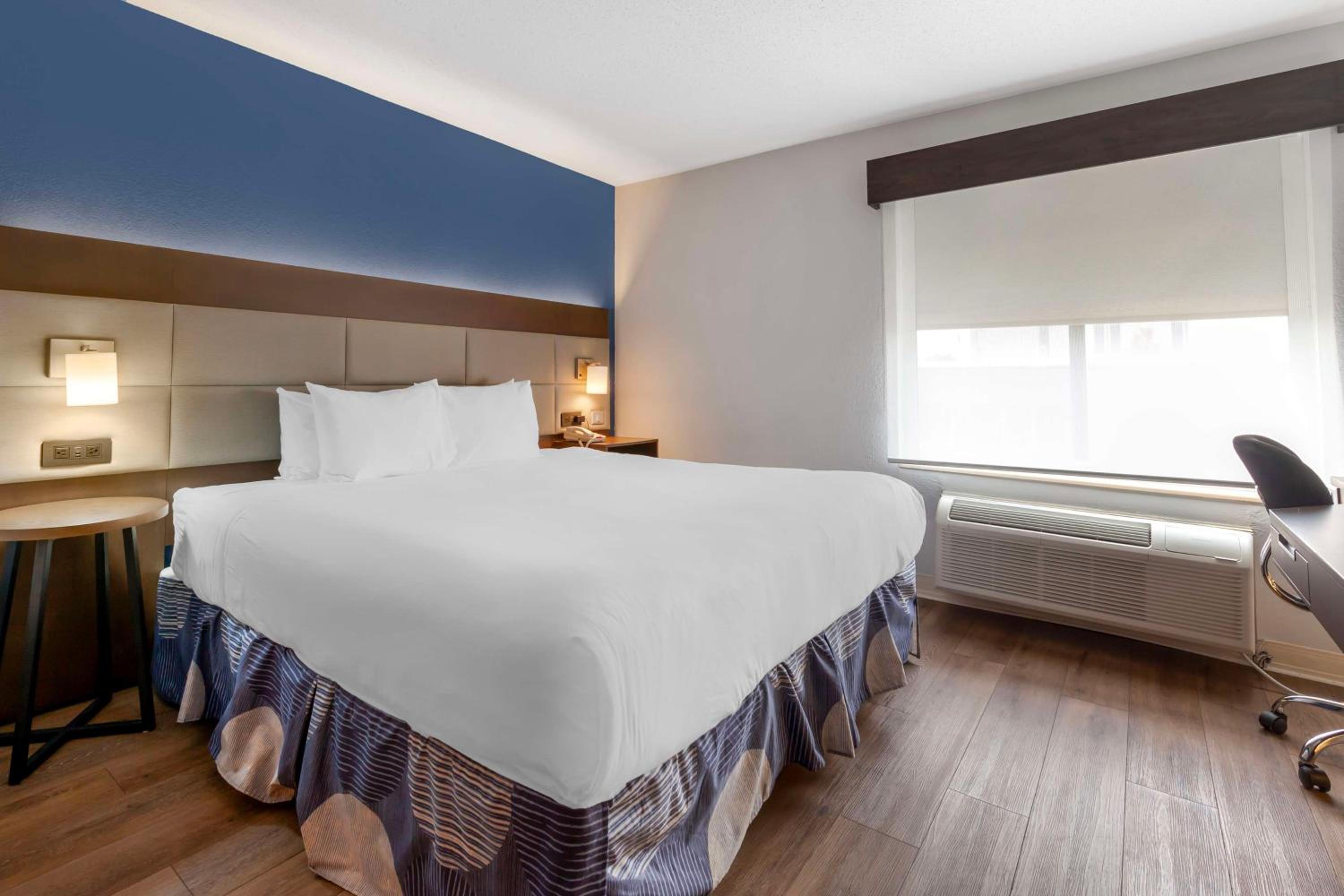 King Room with Sofa Bed - Non-Smoking - Photo 1