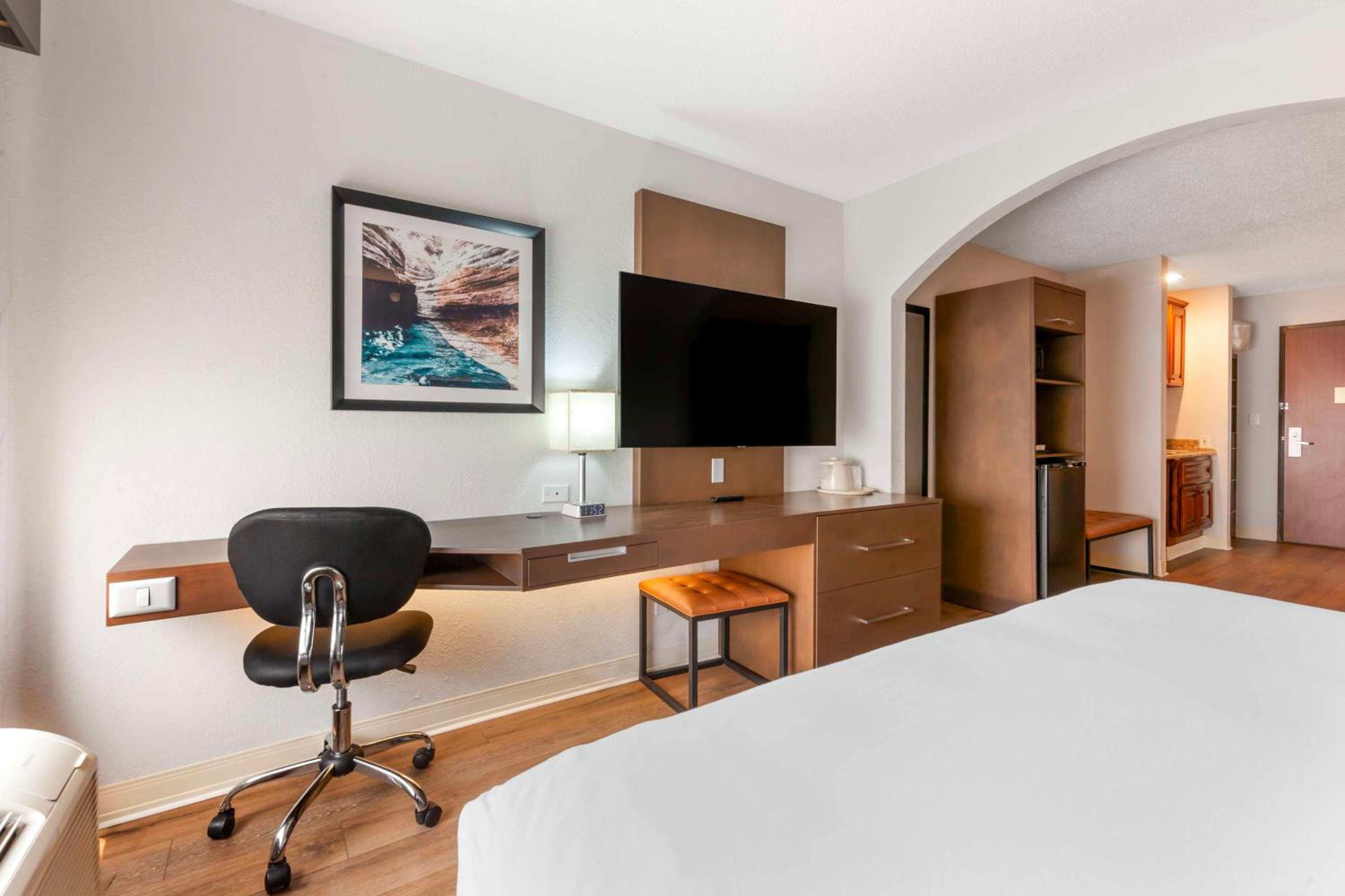King Room with Sofa Bed - Non-Smoking - Photo 4