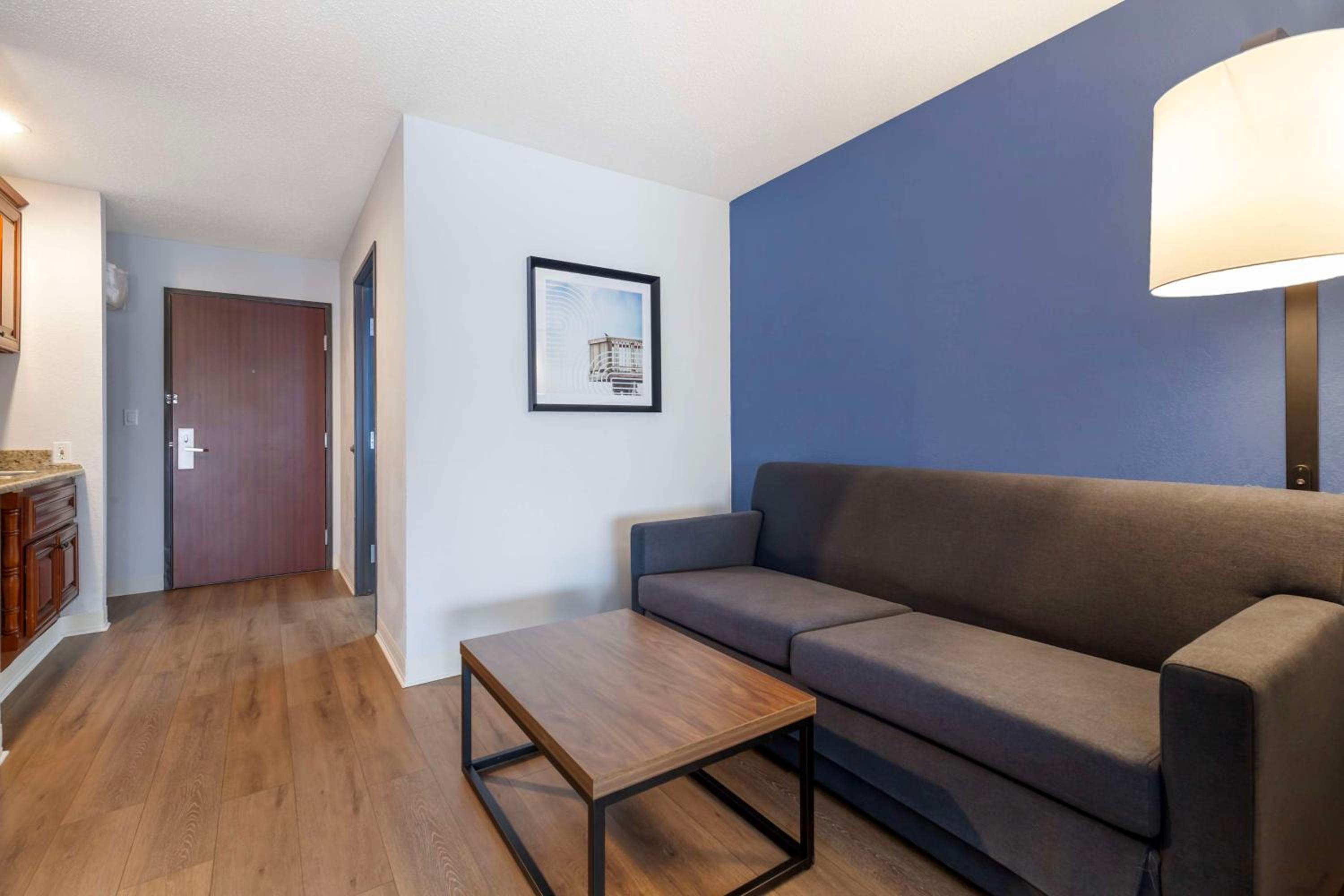 King Room with Sofa Bed - Non-Smoking - Photo 3