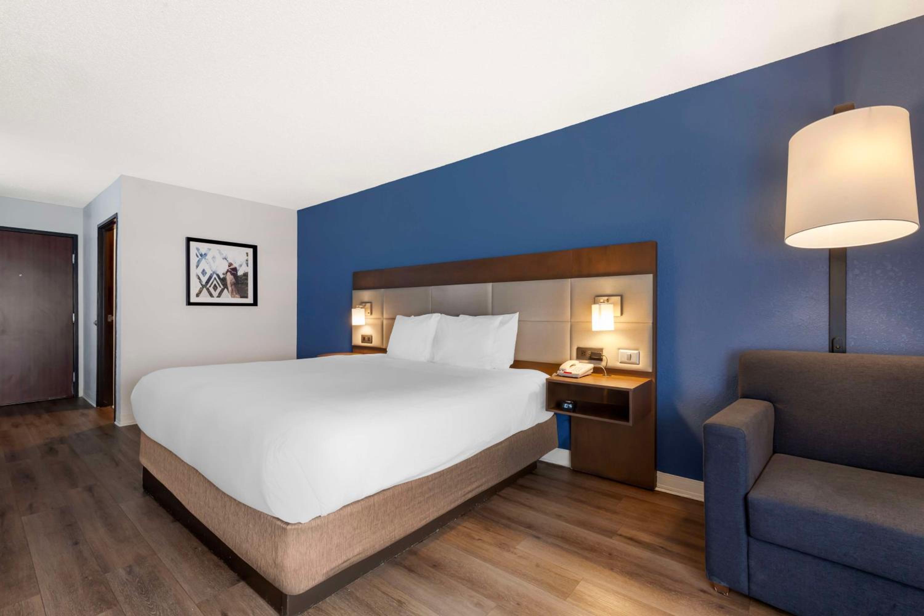 King Room - Non-Smoking - Photo 3