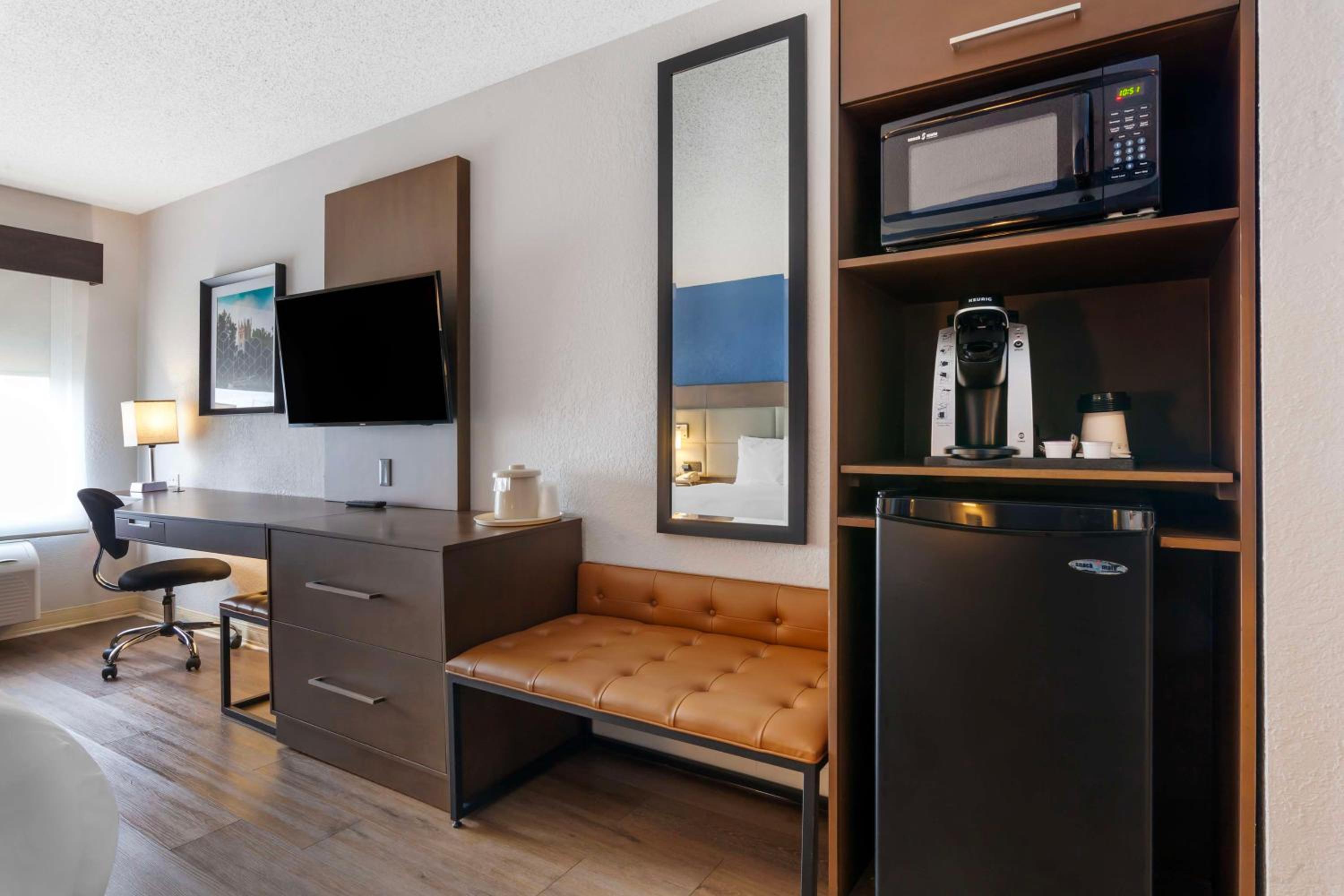 King Room - Non-Smoking - Photo 1