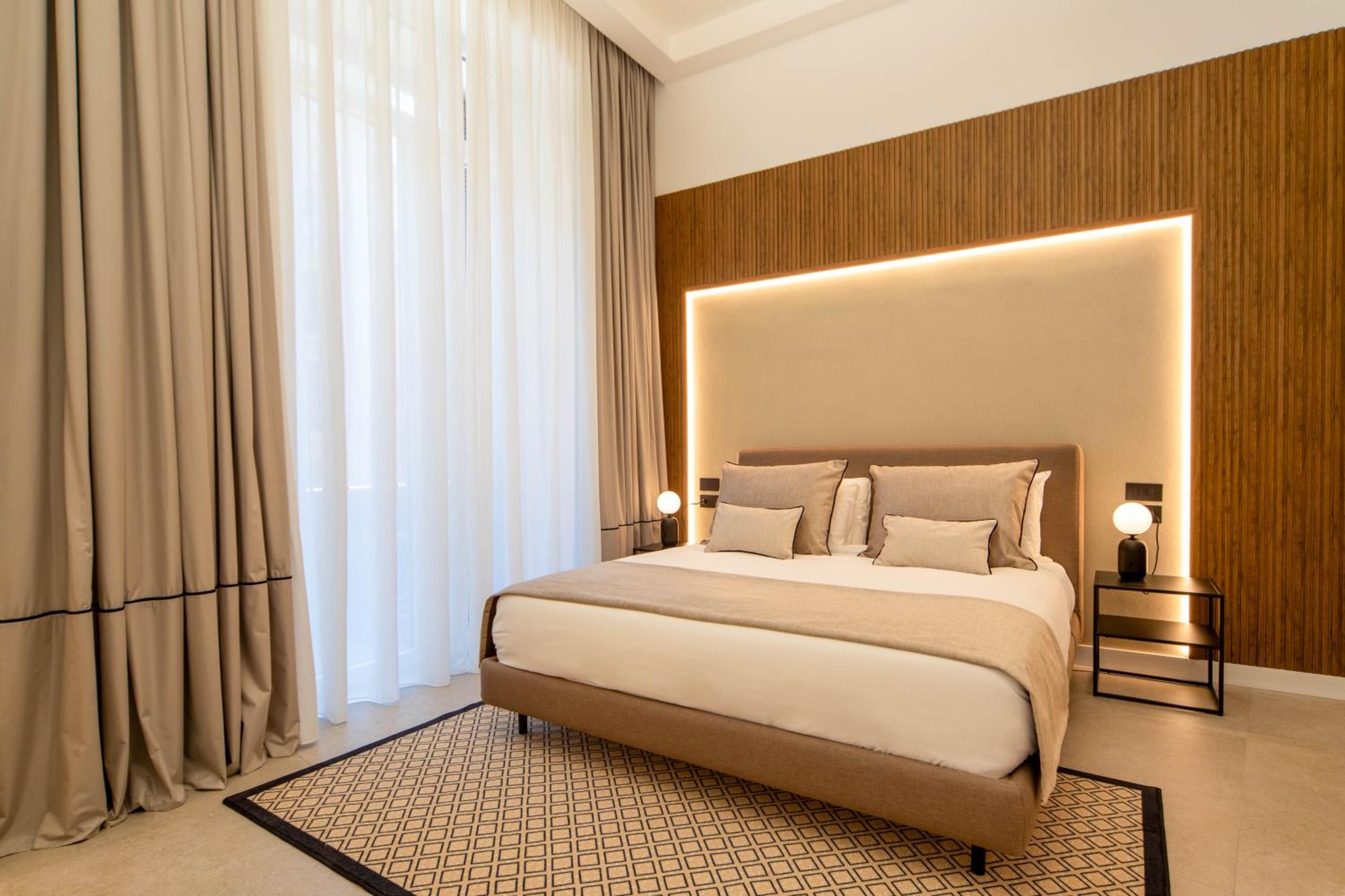 Queen Deluxe Double or Twin Room