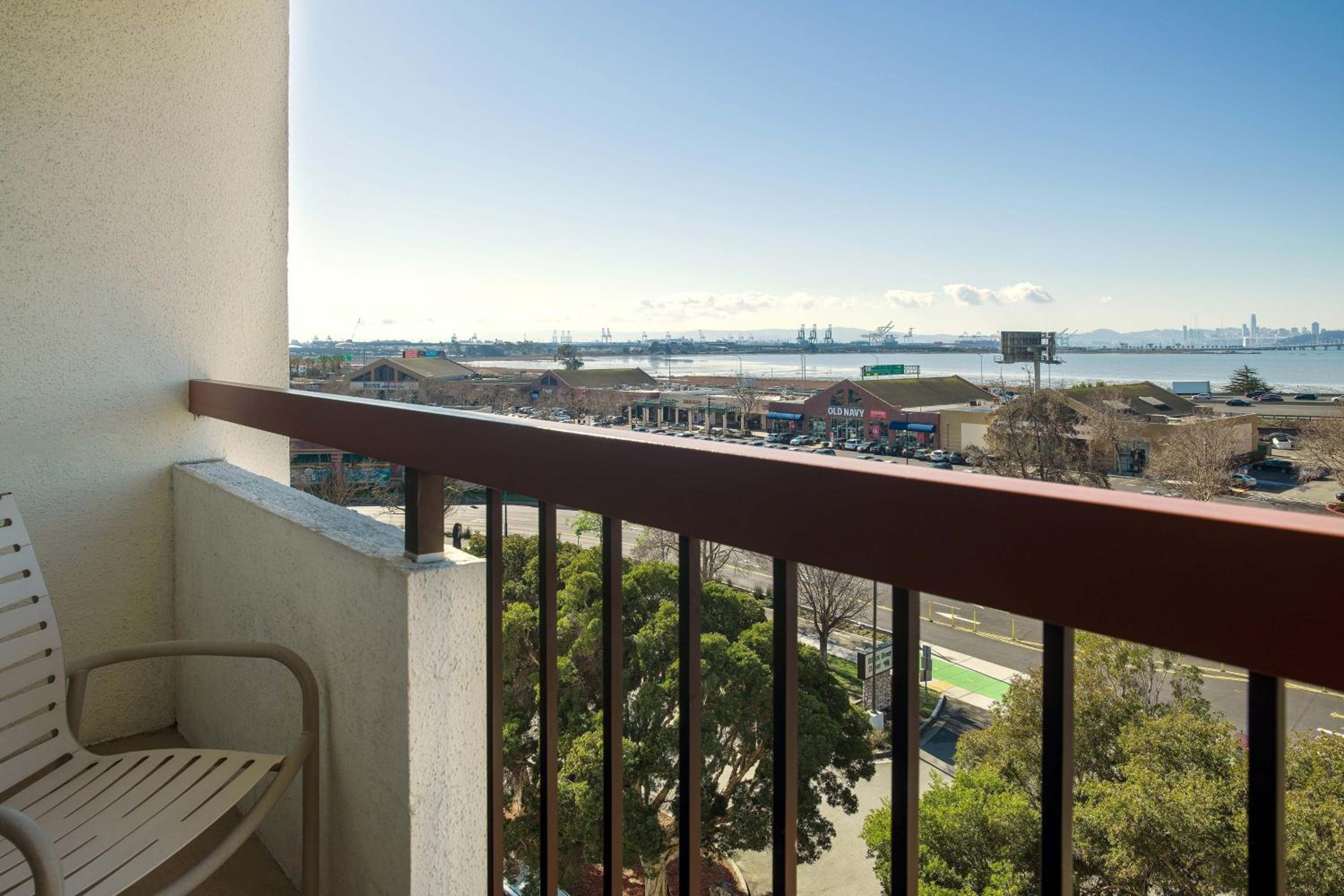 Guest room, 1 King, Bay view, Balcony - Photo 4