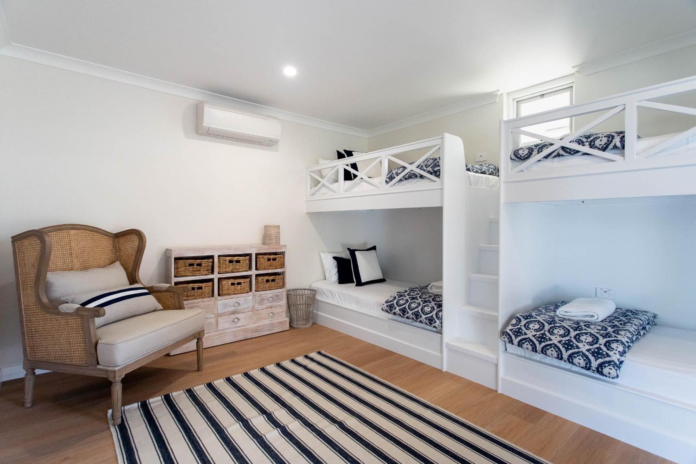 Five-Bedroom House photo 1