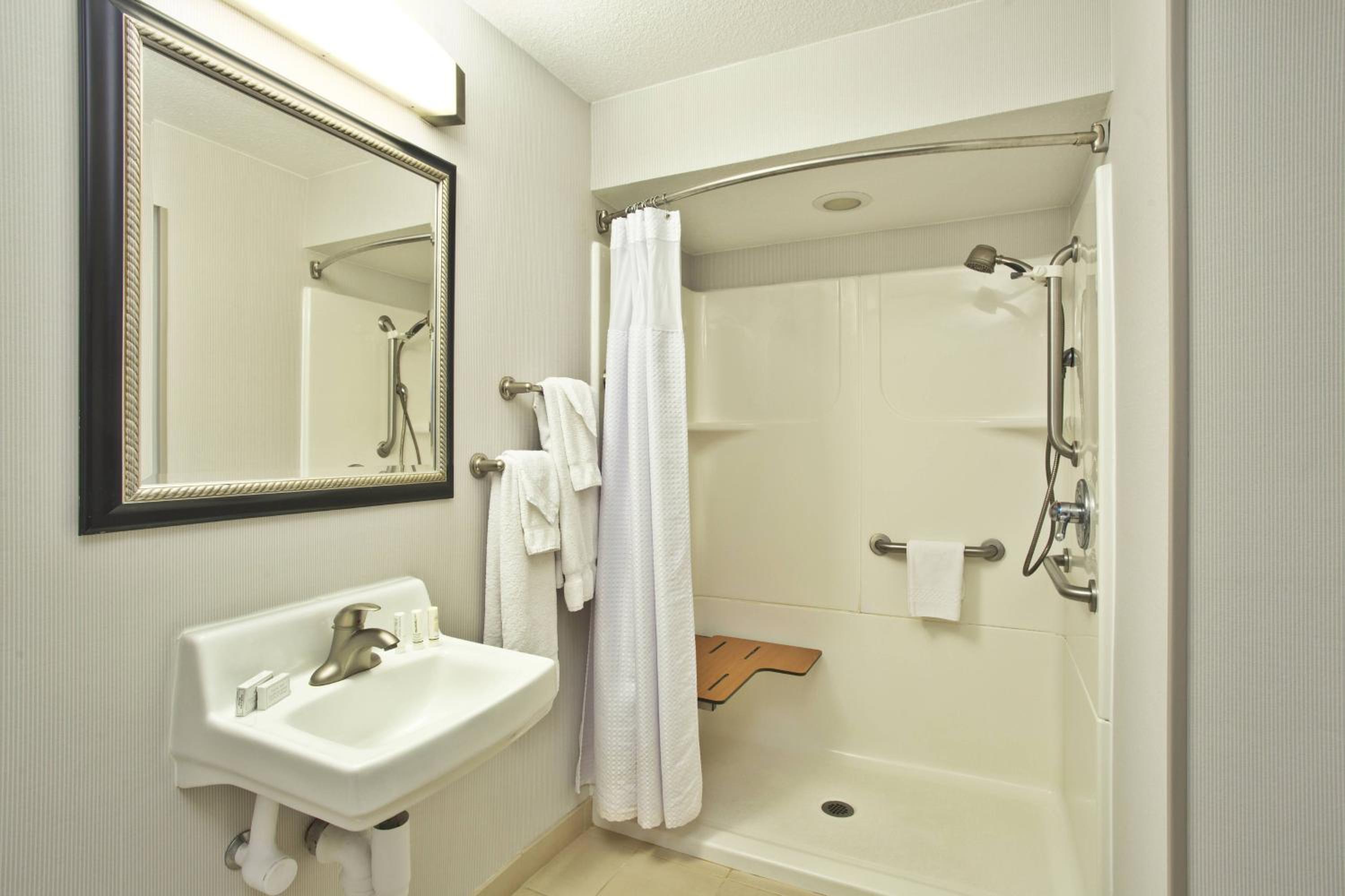 Queen Room with Two Queen Beds - Photo 2