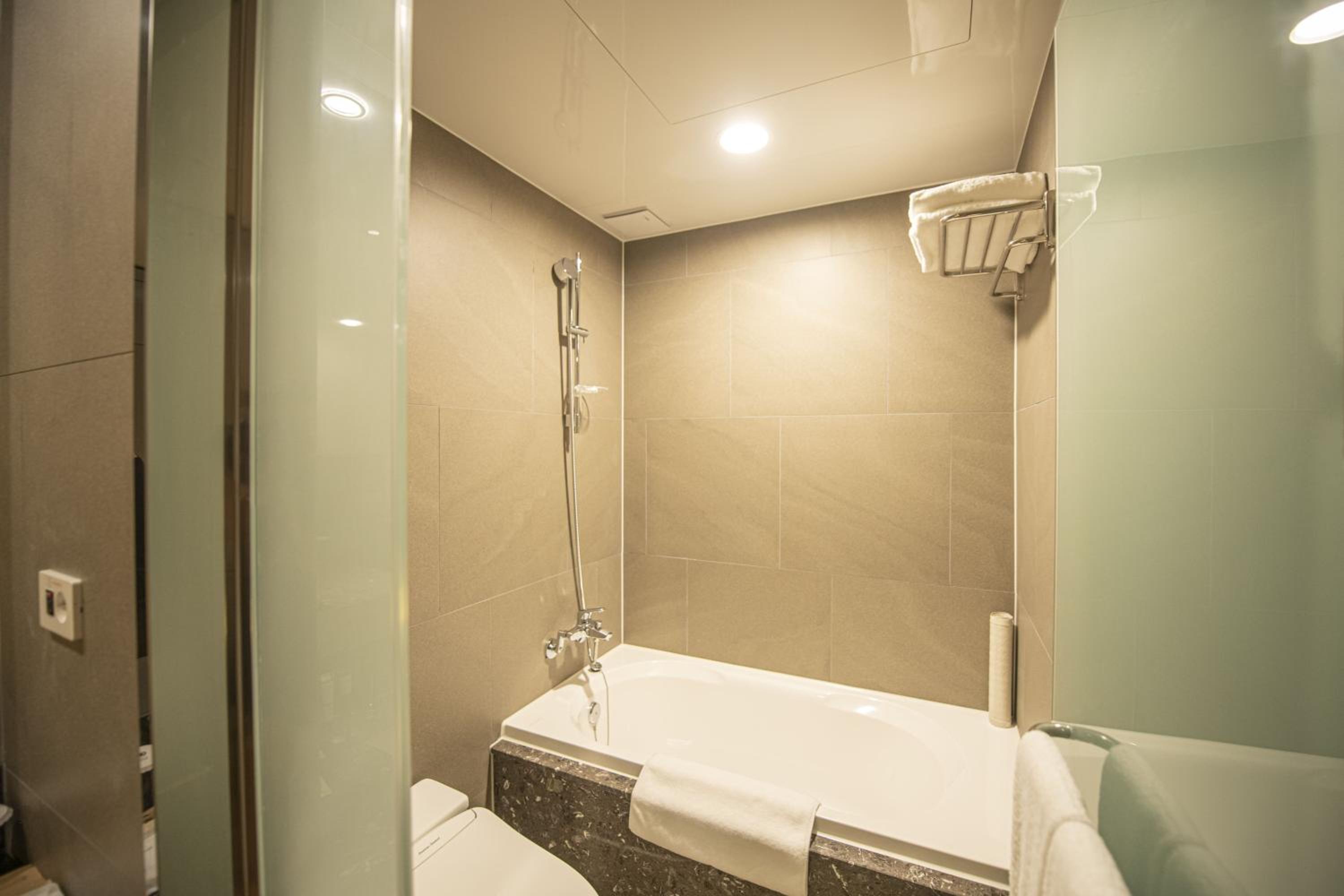 Standard Twin Room - Photo 3