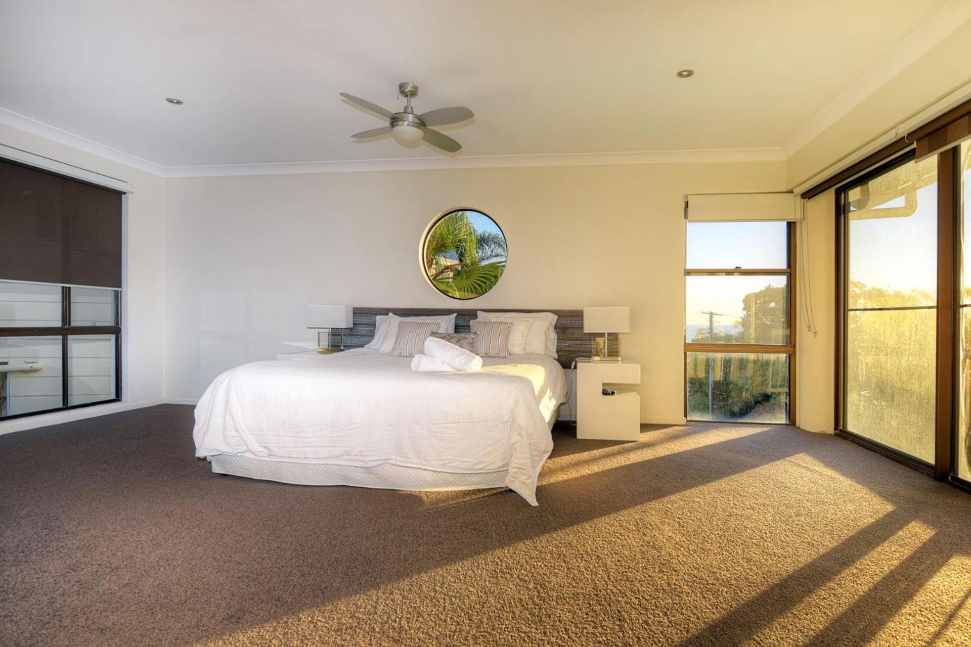 Six-Bedroom House photo 2
