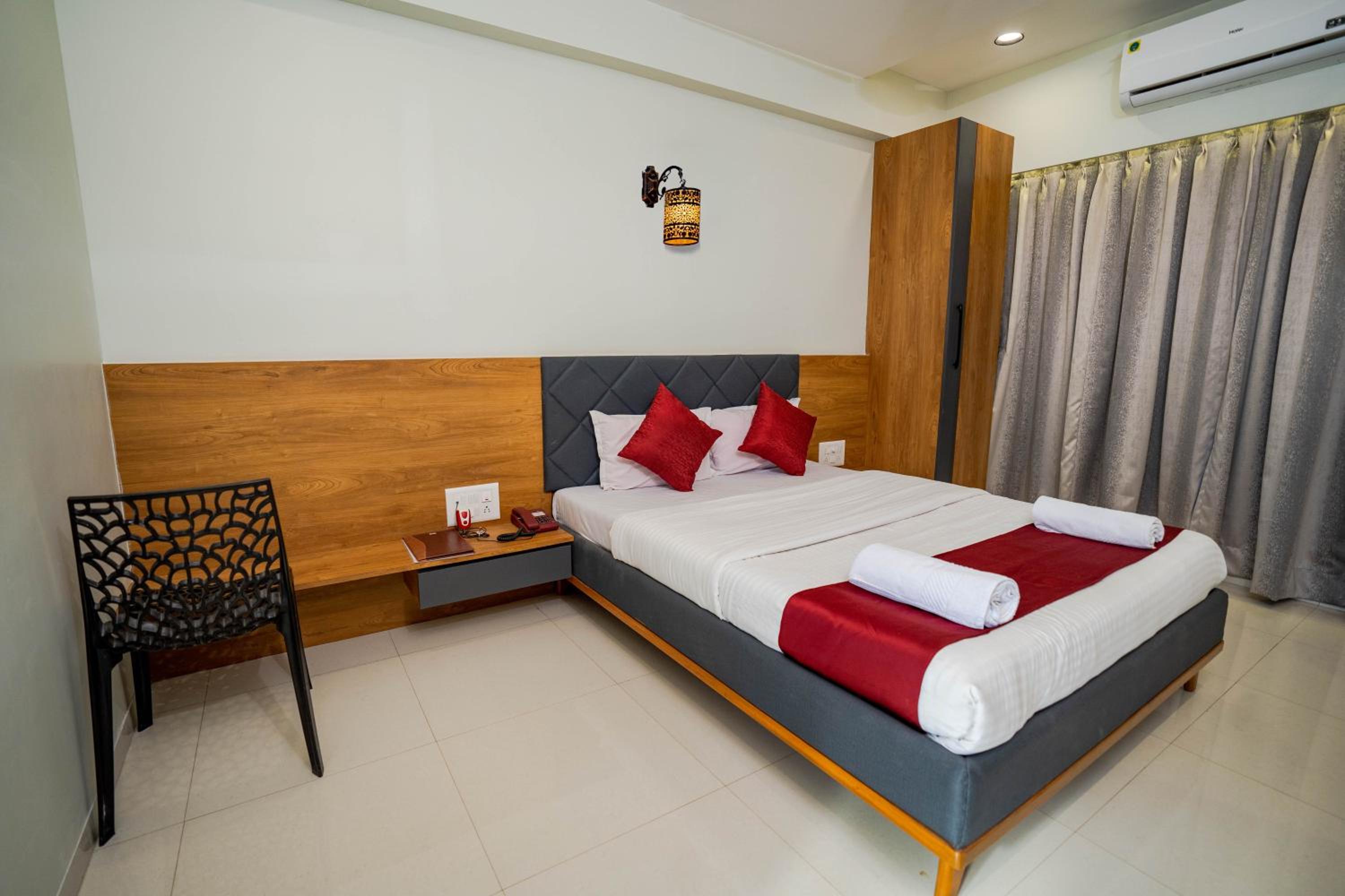 Deluxe Room (2 Adults + 1 Child) - Photo 8