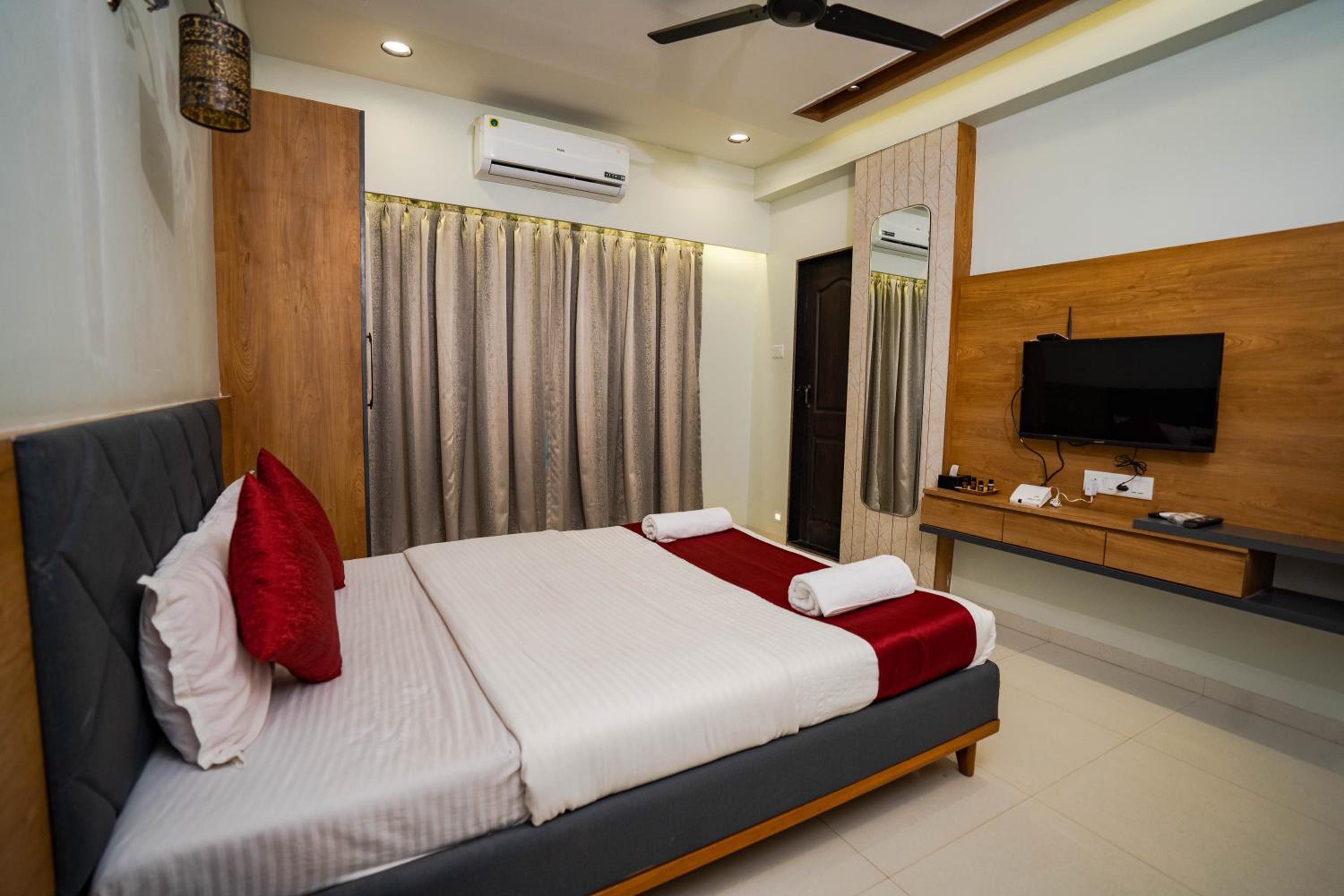 Deluxe Room (2 Adults + 1 Child) - Photo 1