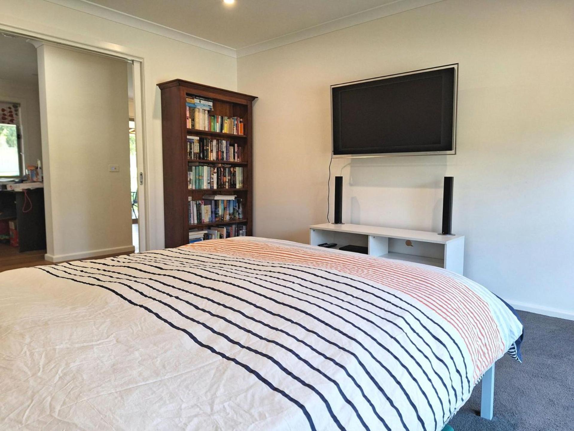 Five-Bedroom House photo 1