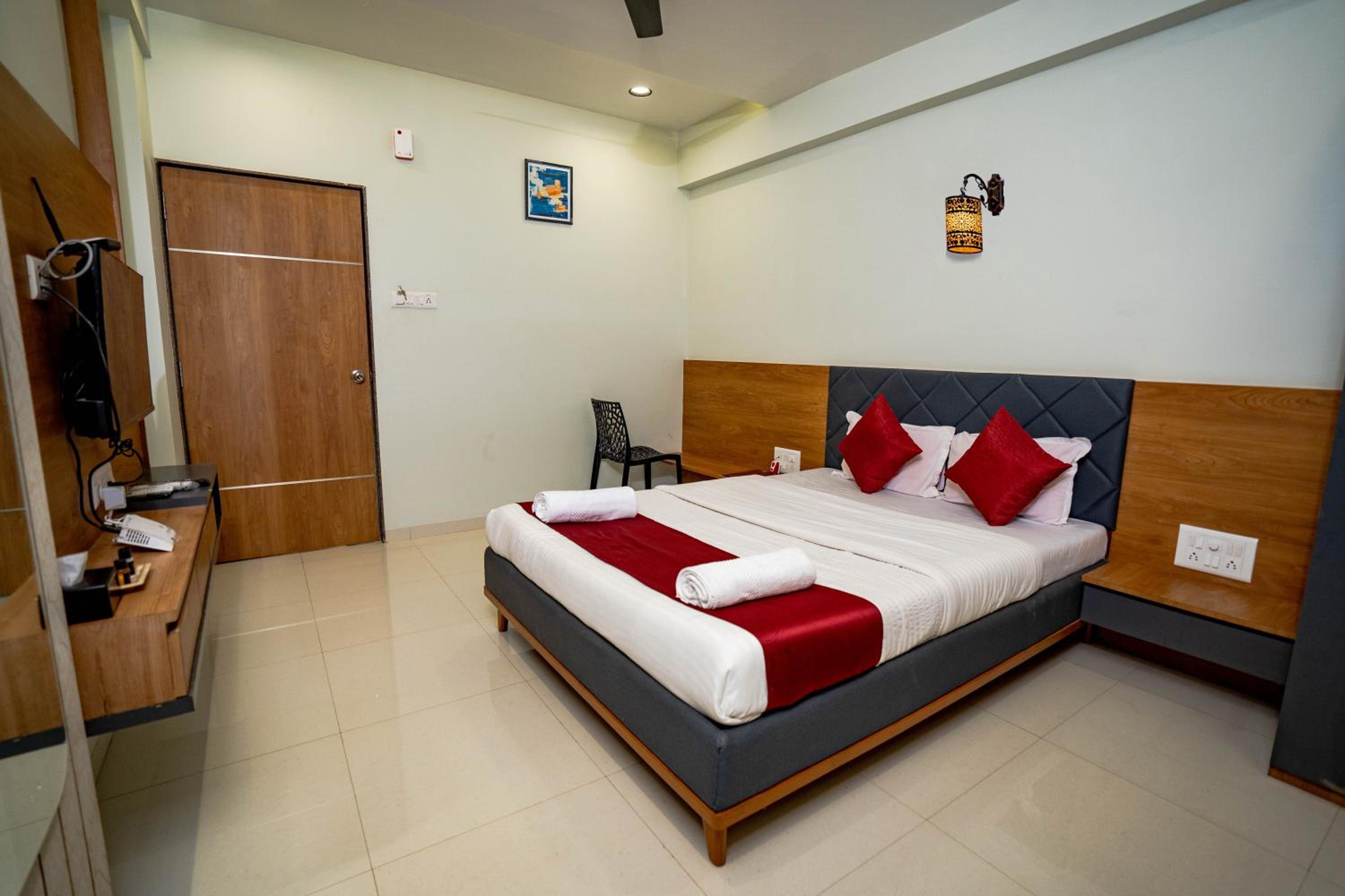 Deluxe Room (2 Adults + 1 Child) - Photo 7