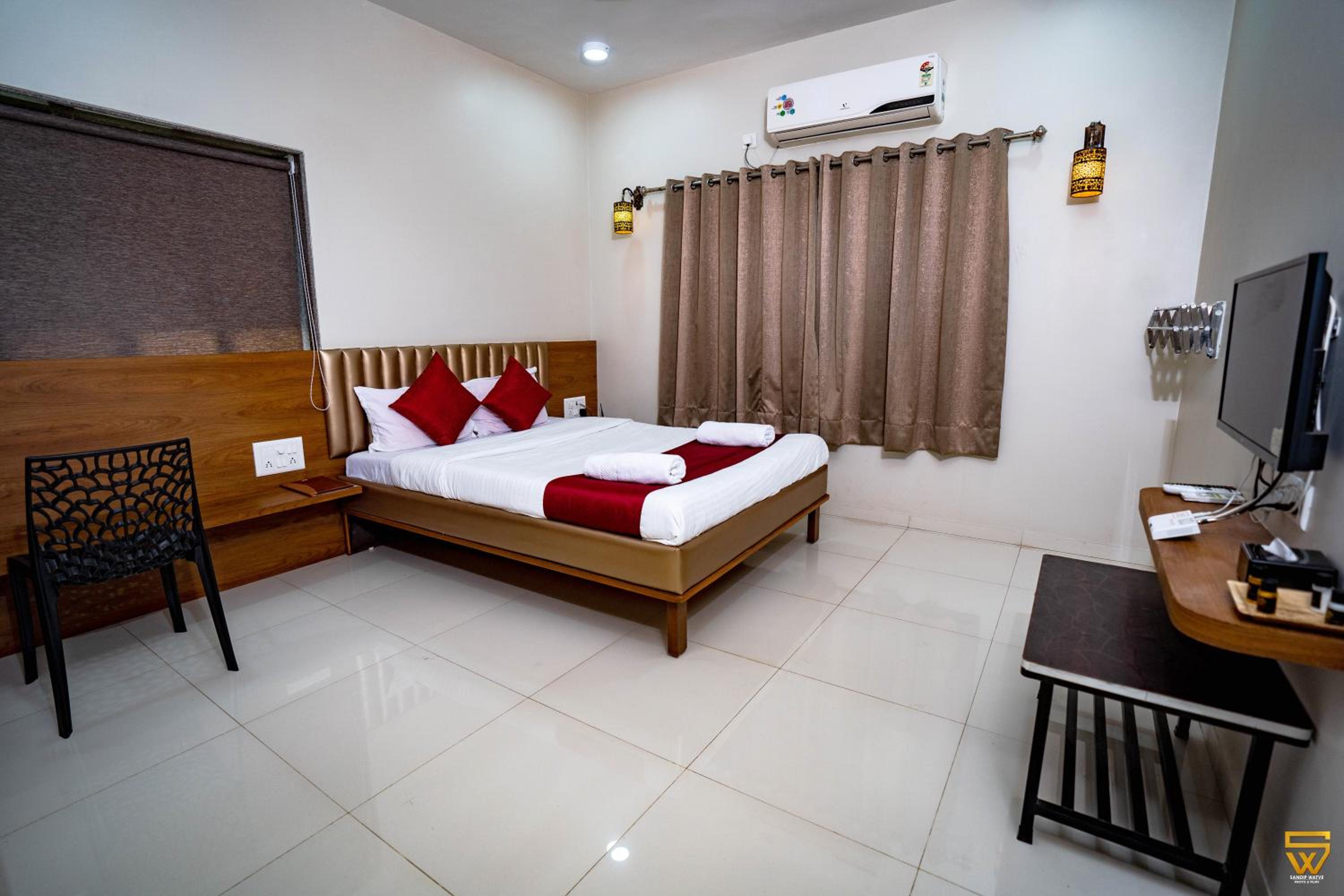 Deluxe Room (2 Adults + 1 Child) - Photo 5