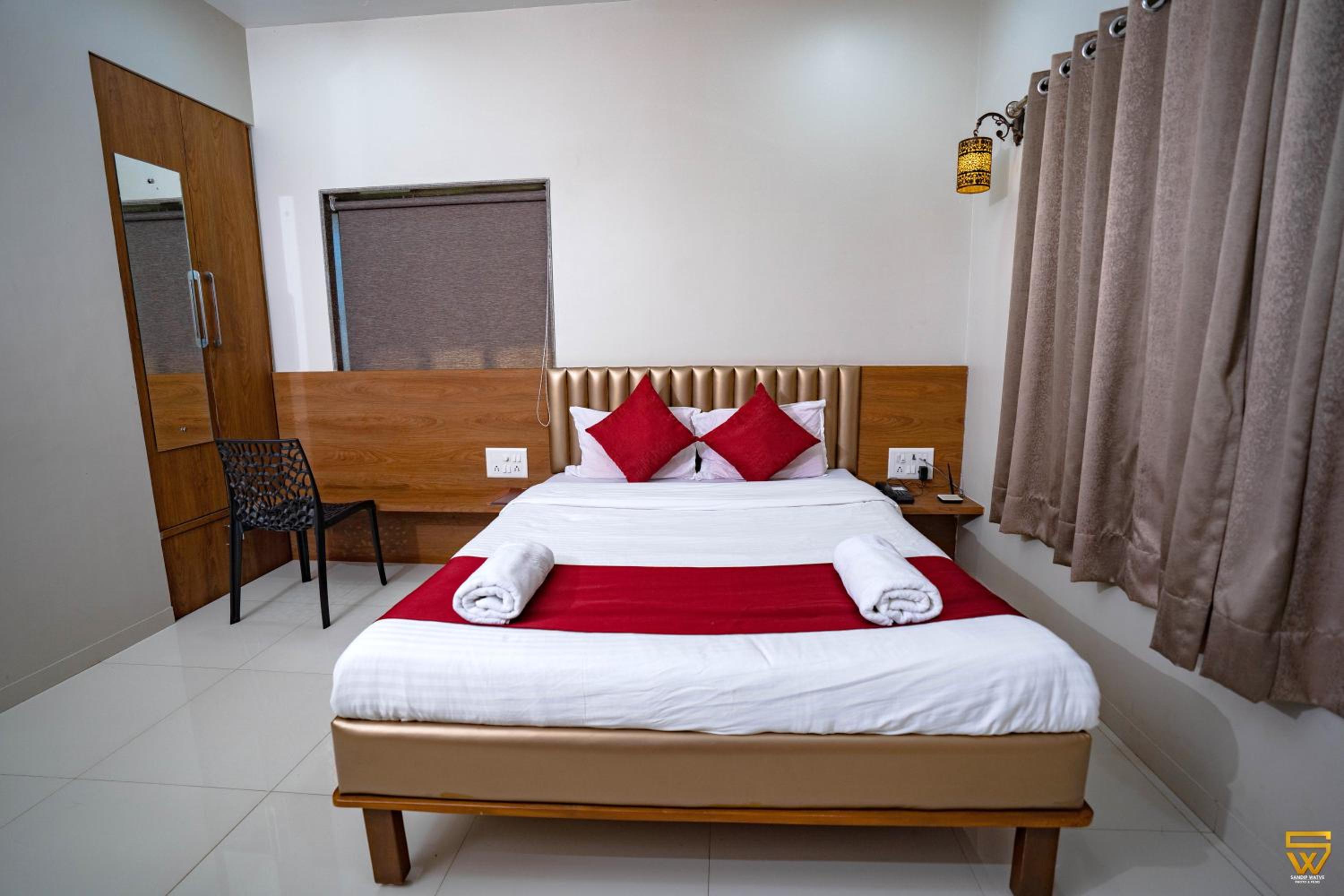 Deluxe Room (2 Adults + 1 Child) - Photo 6