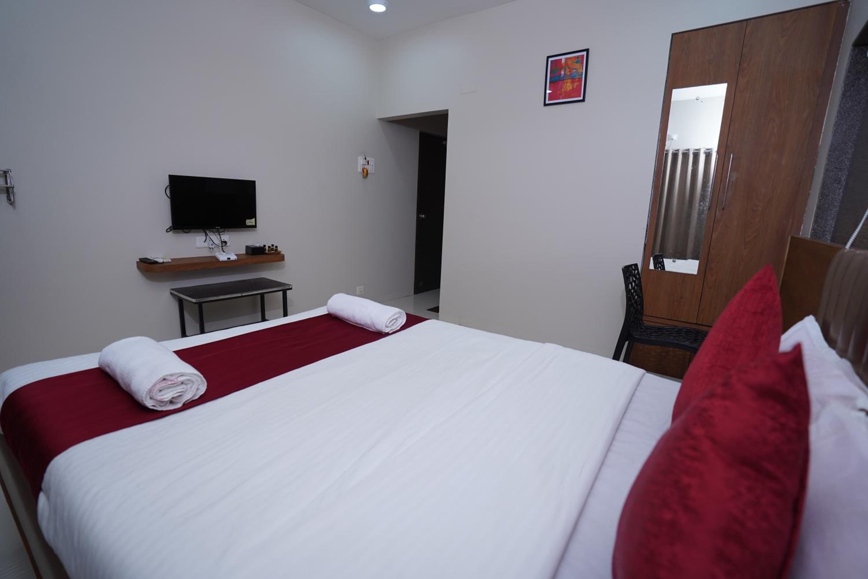 Deluxe Room (2 Adults + 1 Child) - Photo 4