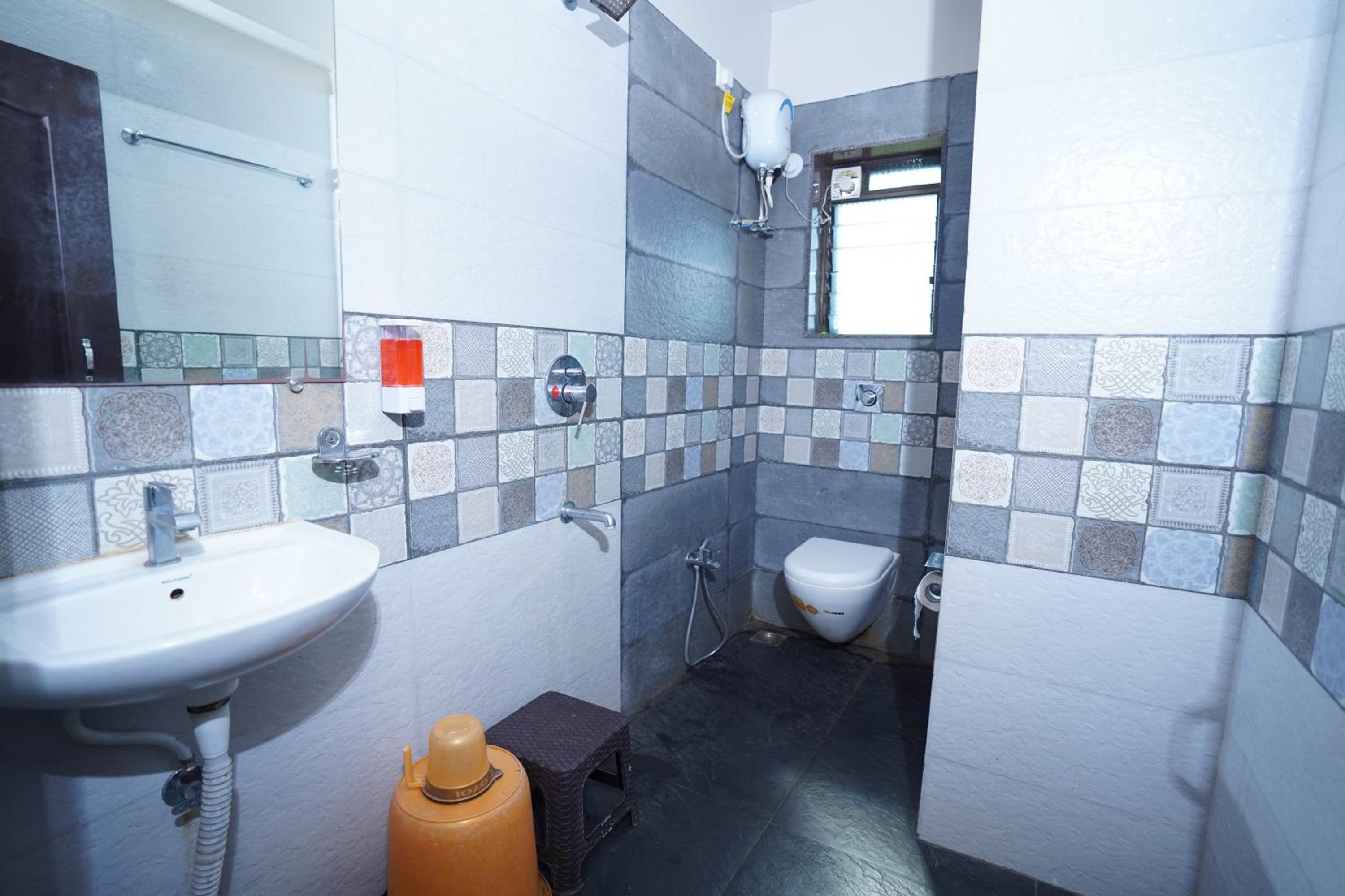 Deluxe Room (2 Adults + 1 Child) - Photo 2