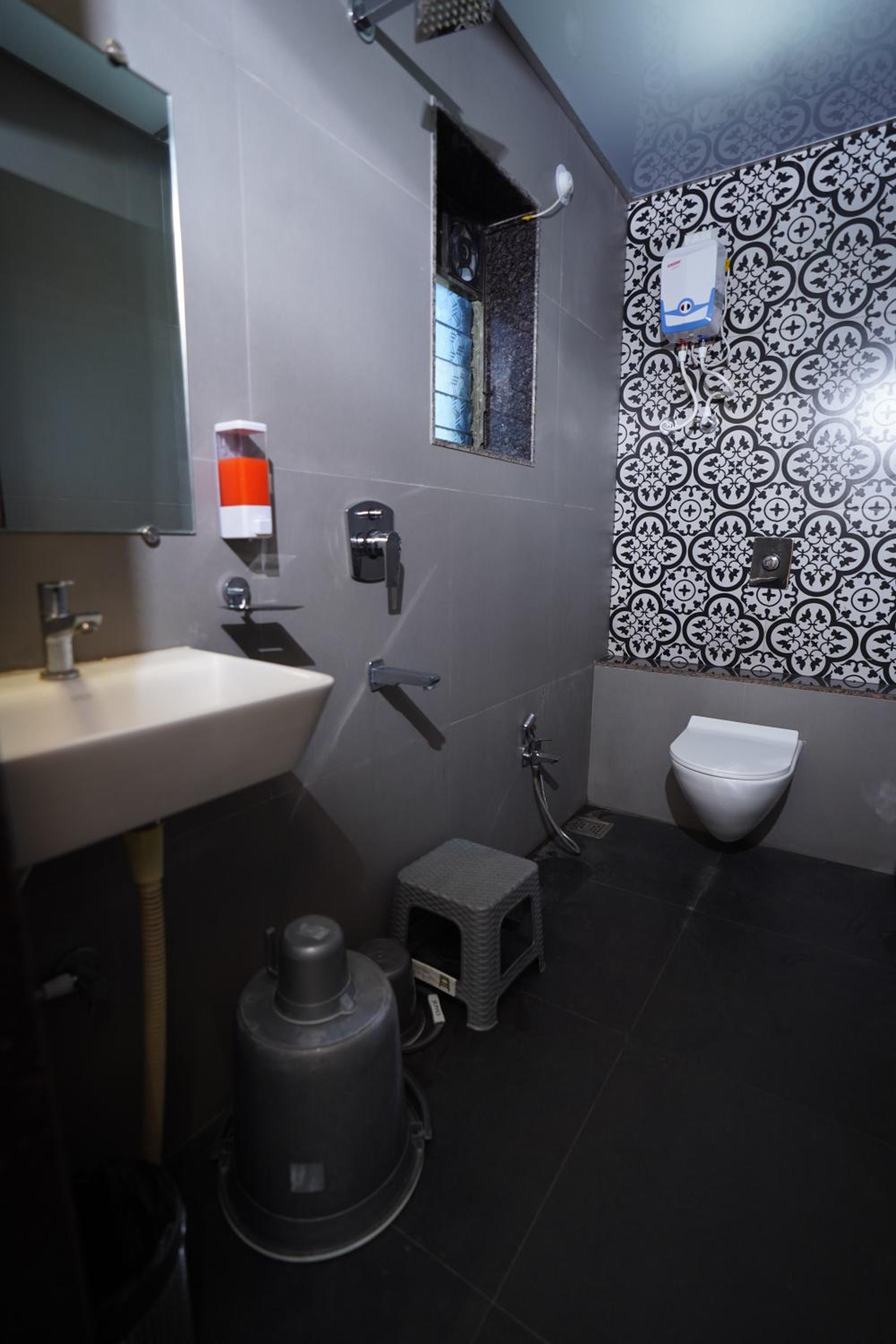 Deluxe Room (2 Adults + 1 Child) - Photo 3