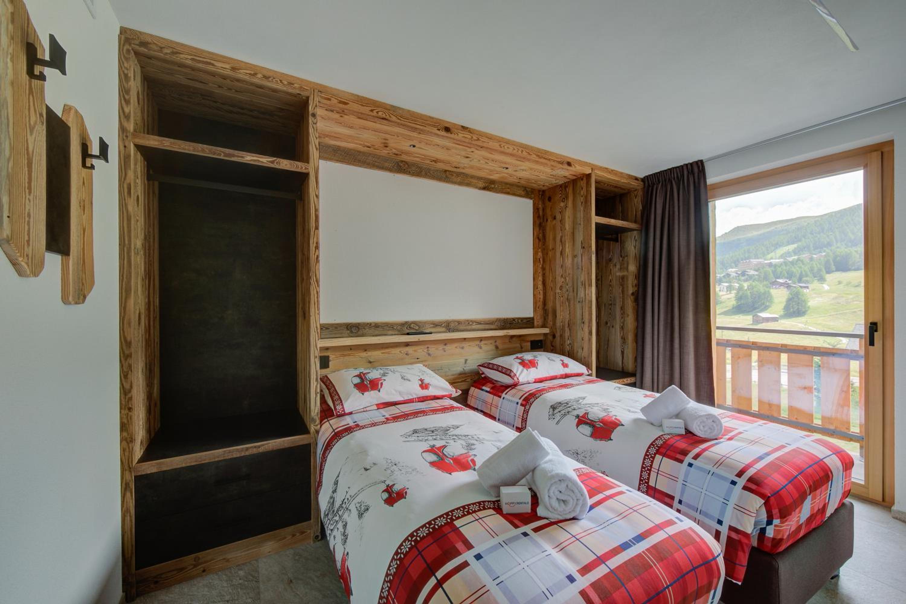 Apartment with Mountain View