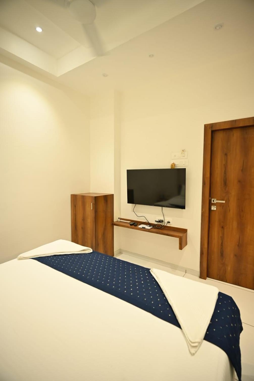 Deluxe King Room photo 2
