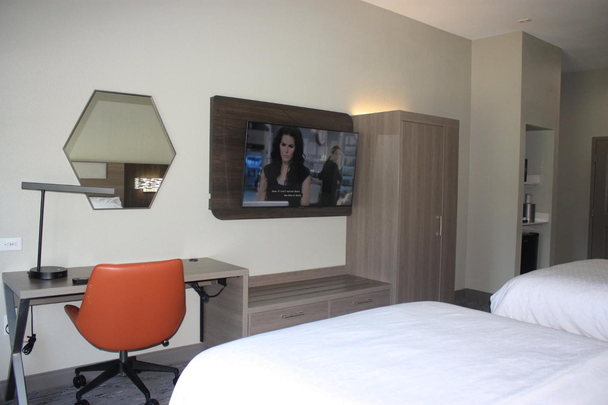 Queen Room with Two Queen Beds - Hearing Accessible/Non-Smoking photo 2