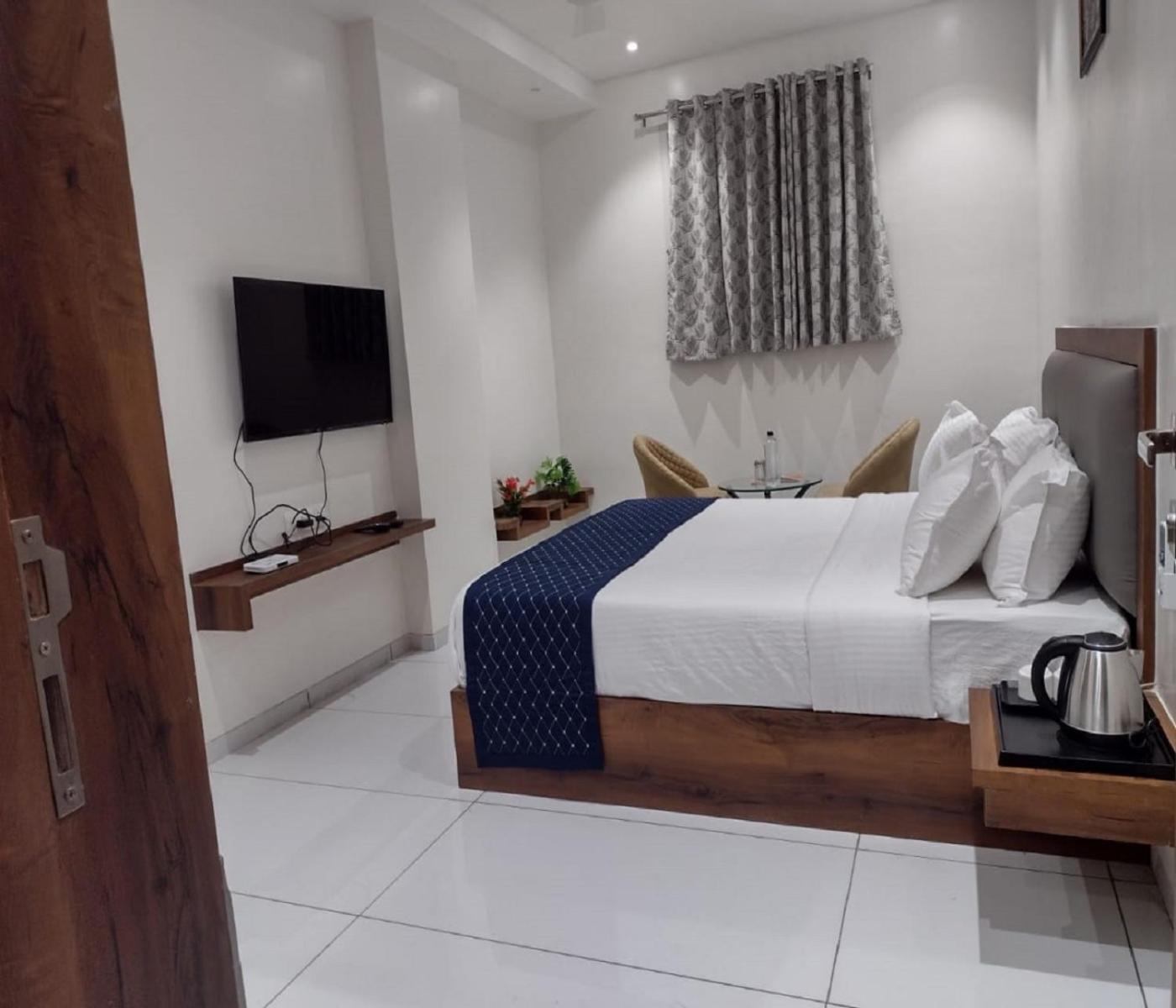 Deluxe King Room photo 1