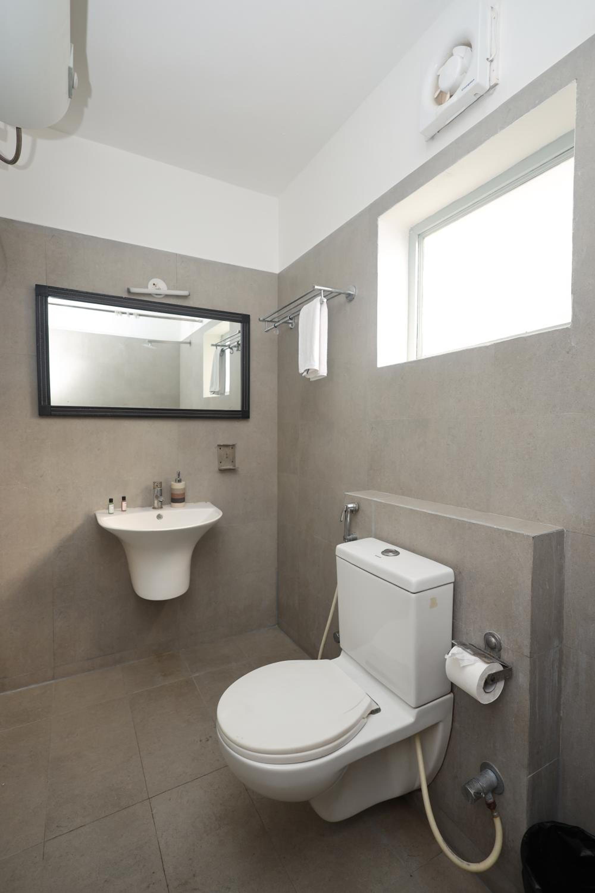 Standard Double Room - Photo 11