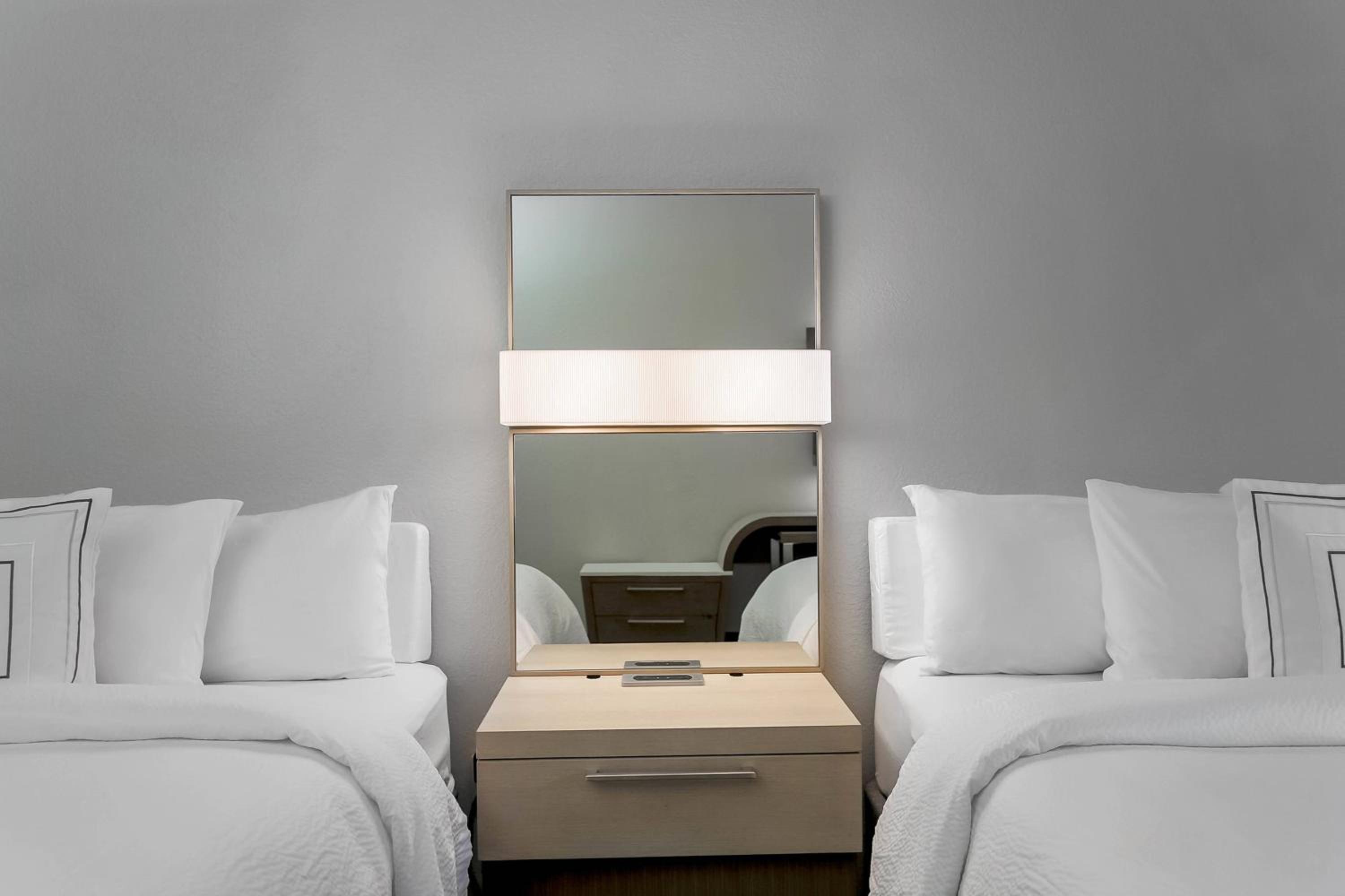 Queen Room with 2 Queen Beds - Photo 5