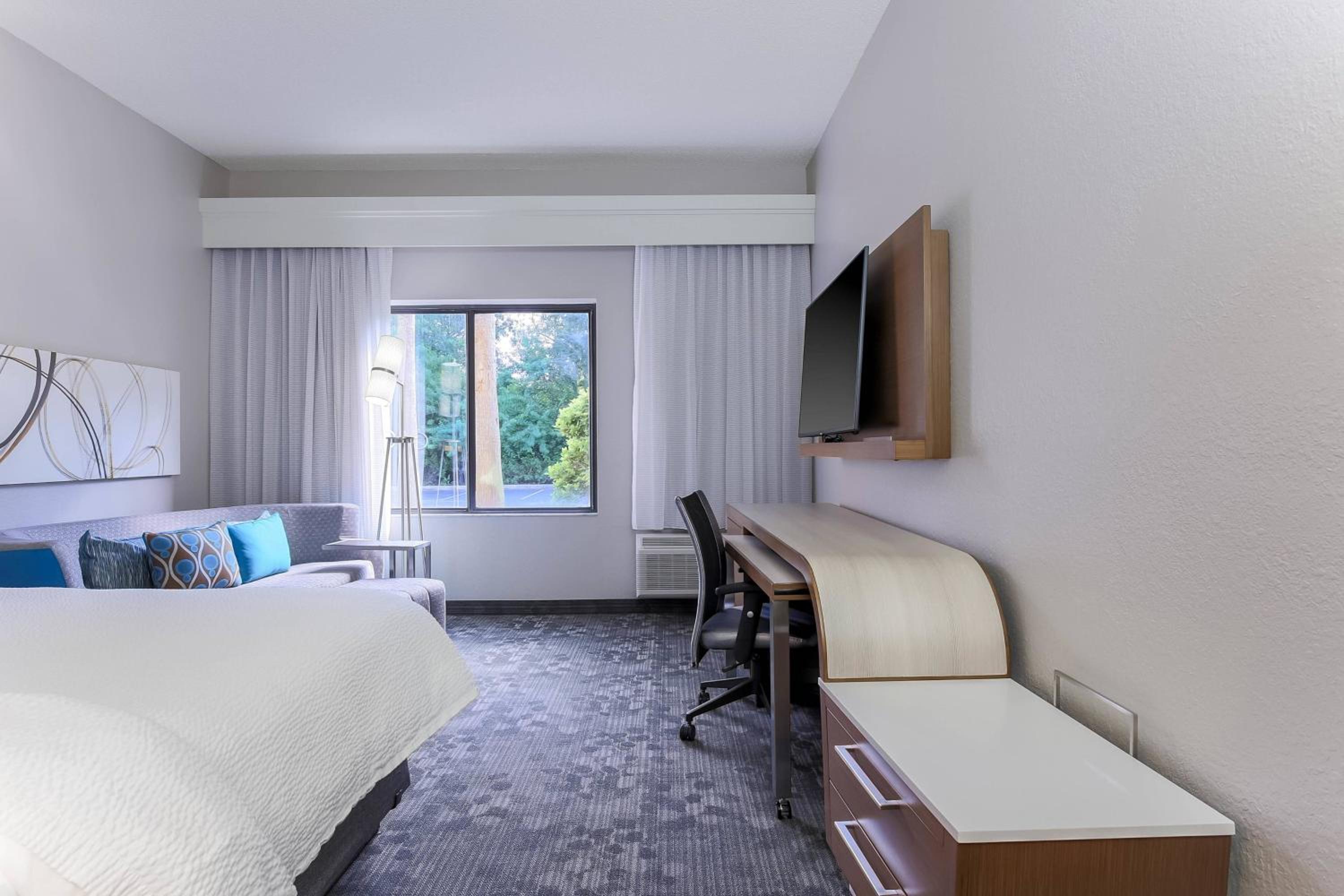 King Room with Sofa Bed - Photo 7