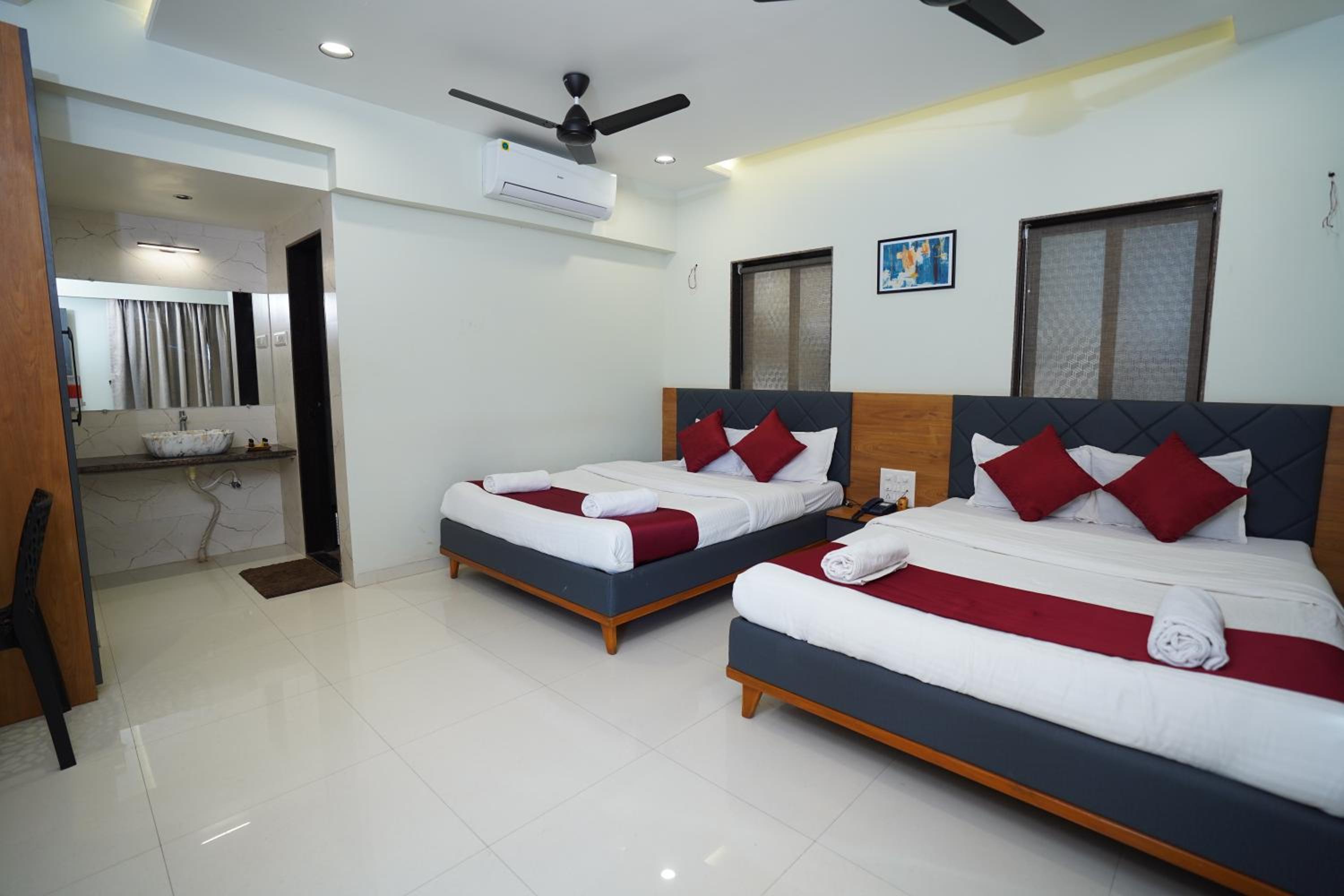 Deluxe Family Room - Photo 3