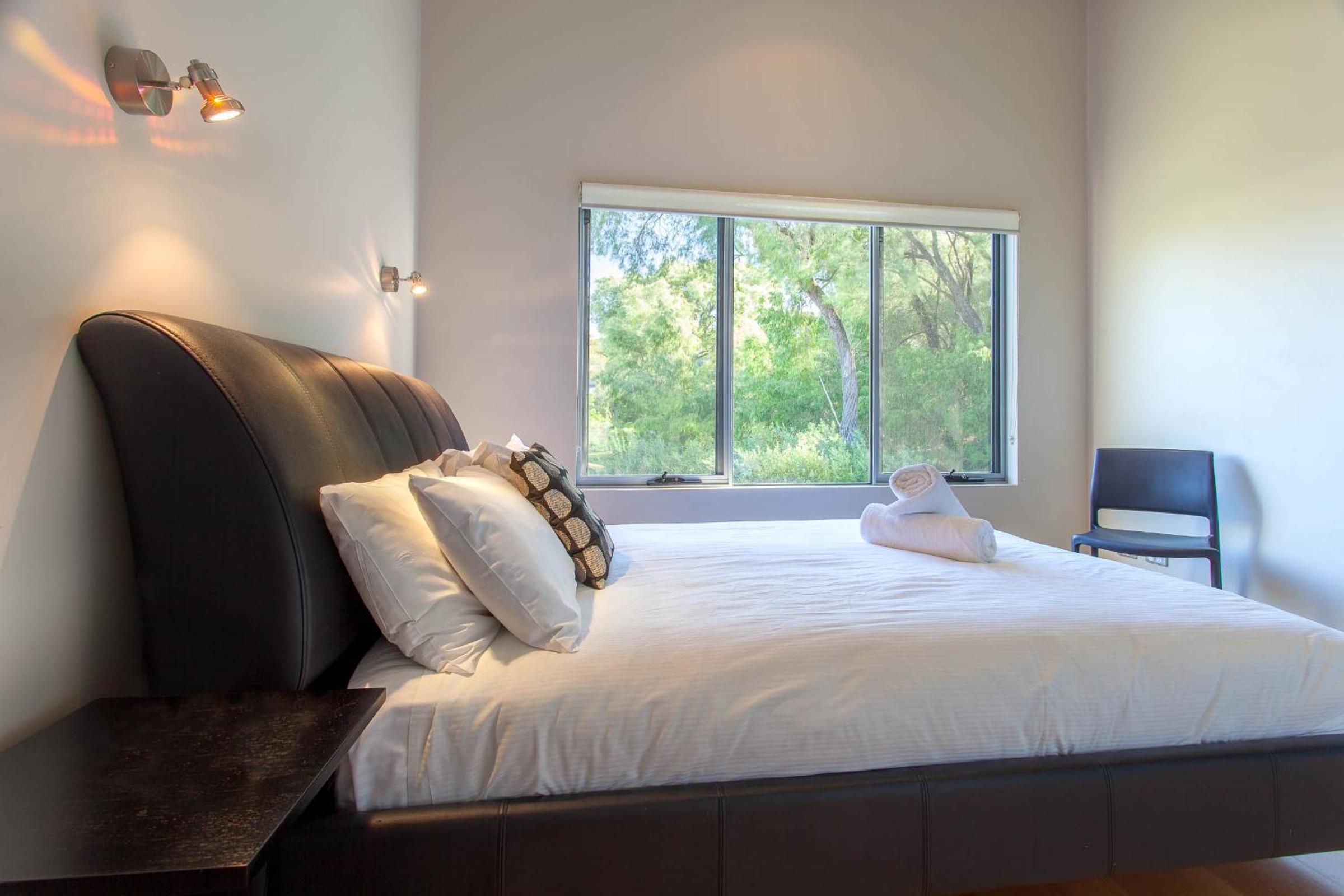Five-Bedroom House photo 1