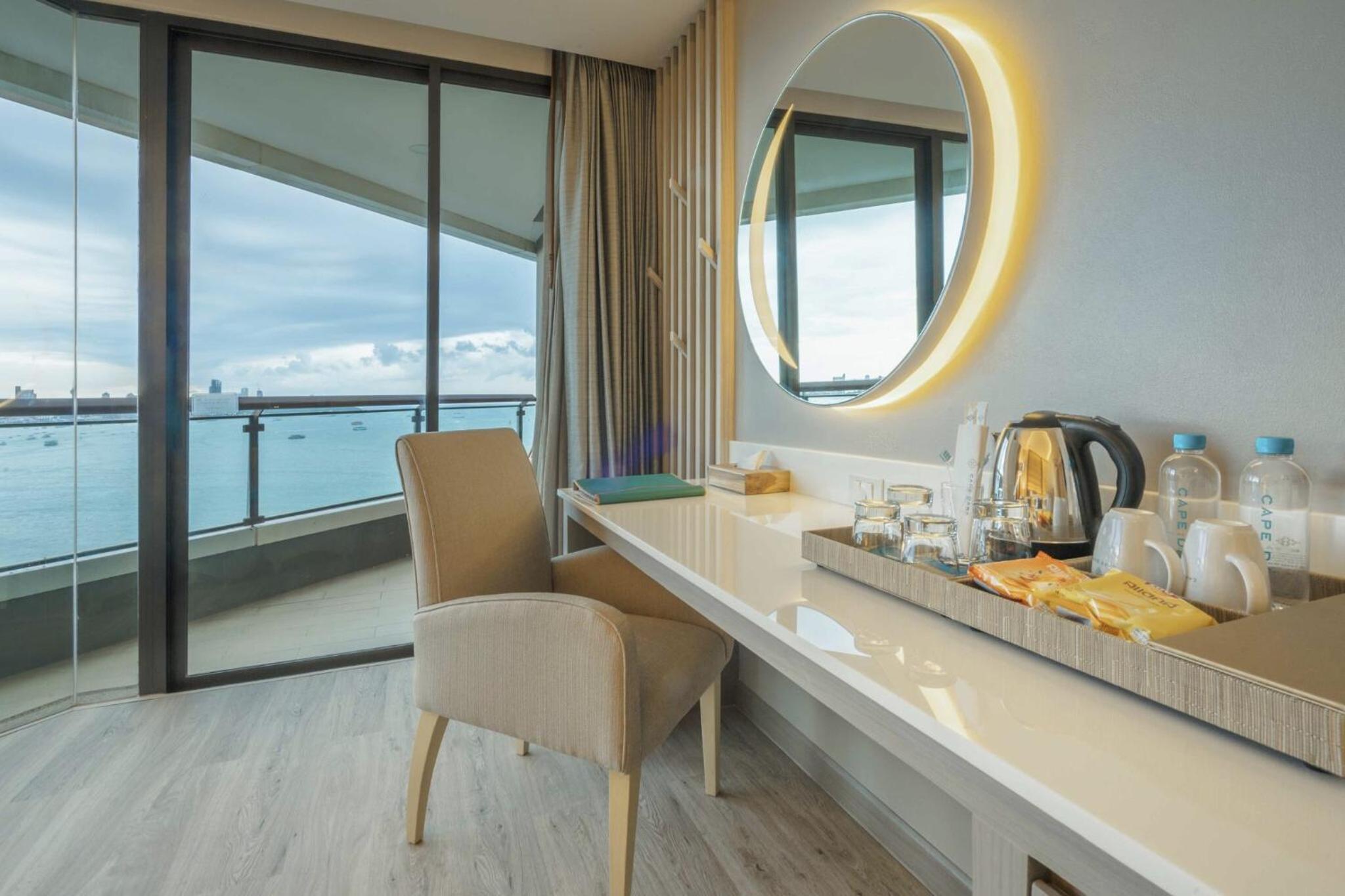 Deluxe Twin Room with Sea View thumbnail 5