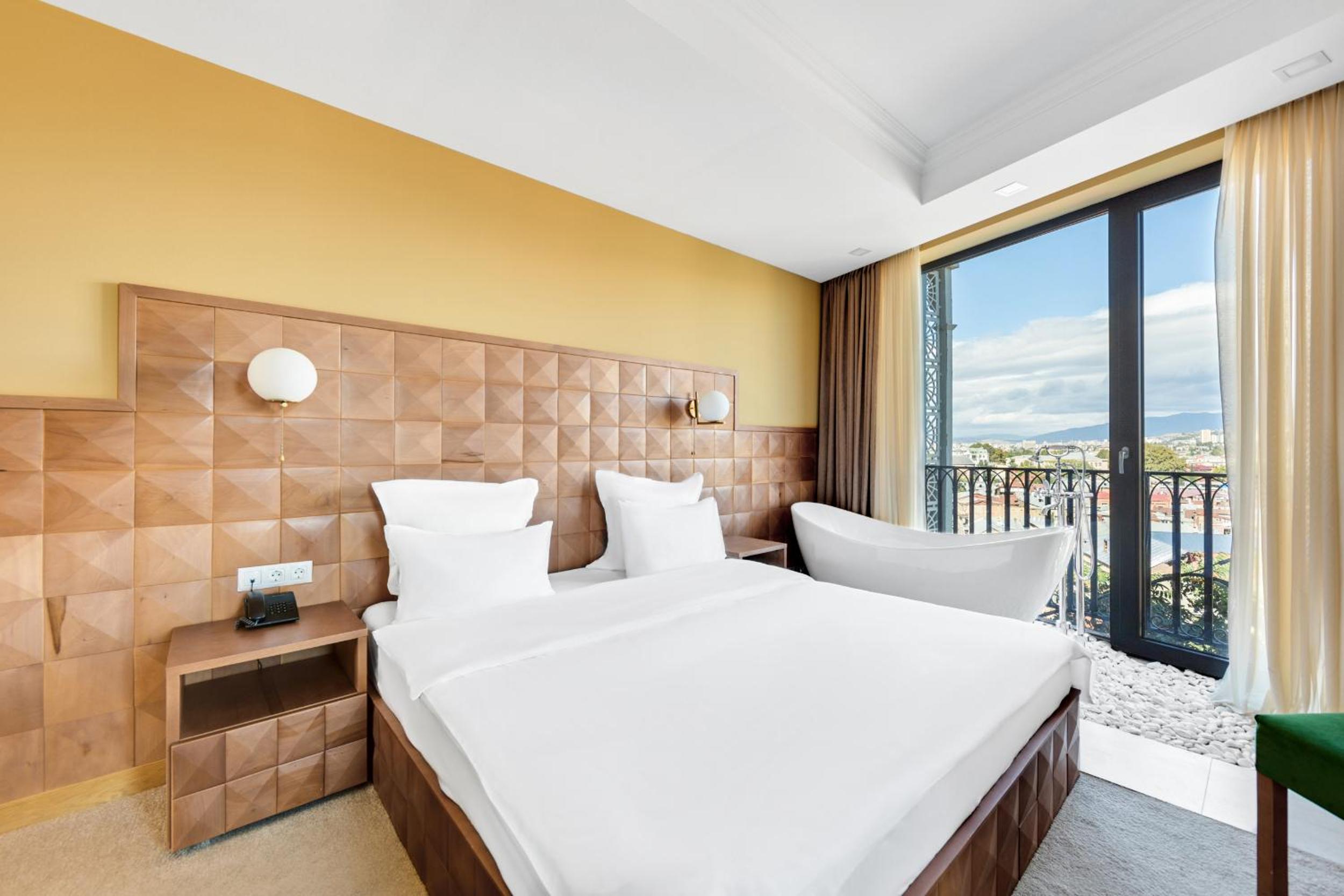 Deluxe Double Room with Bath and Balcony photo 3