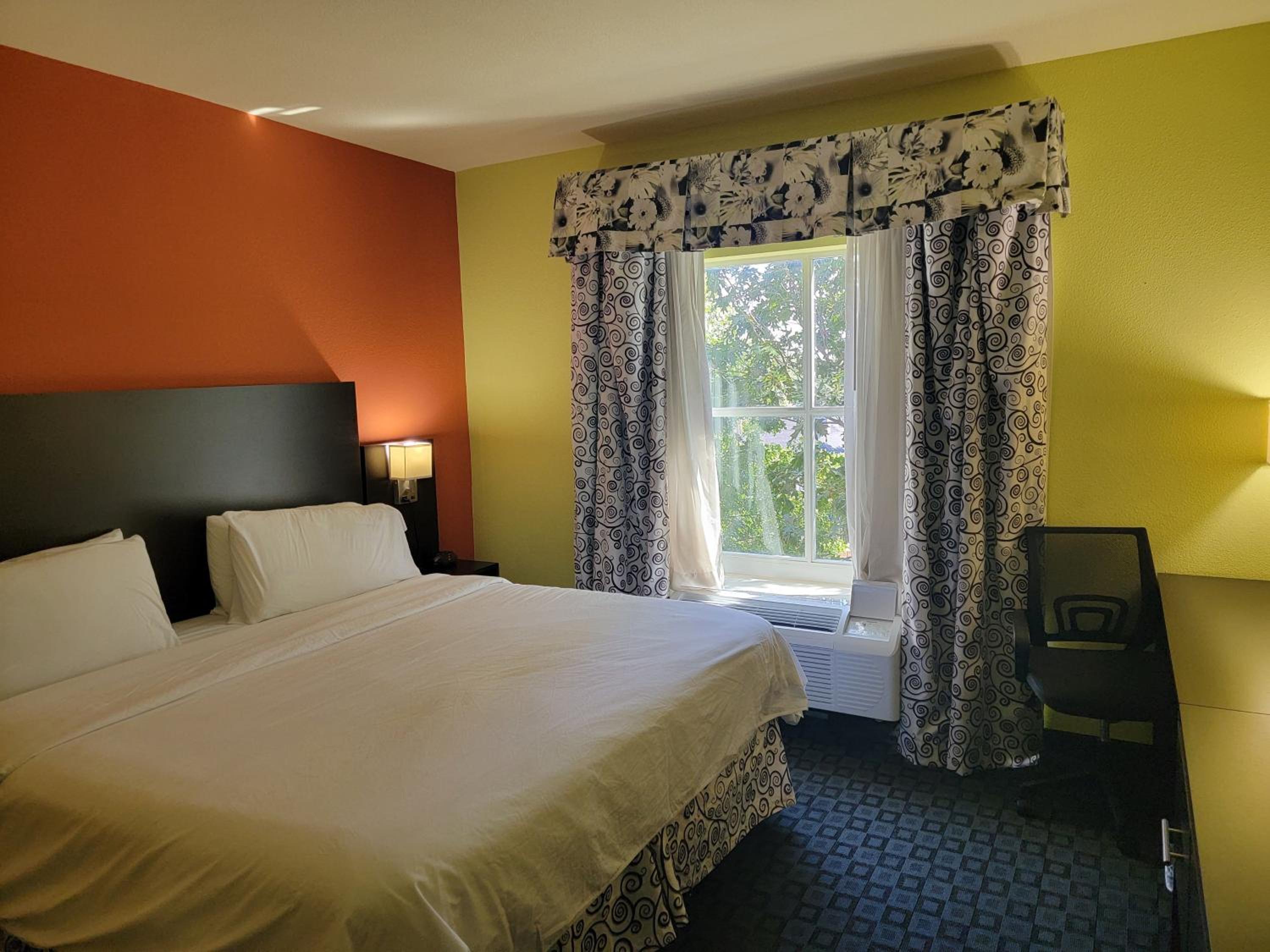 Standard King Room with Mobility Accessible Tub - Photo 8