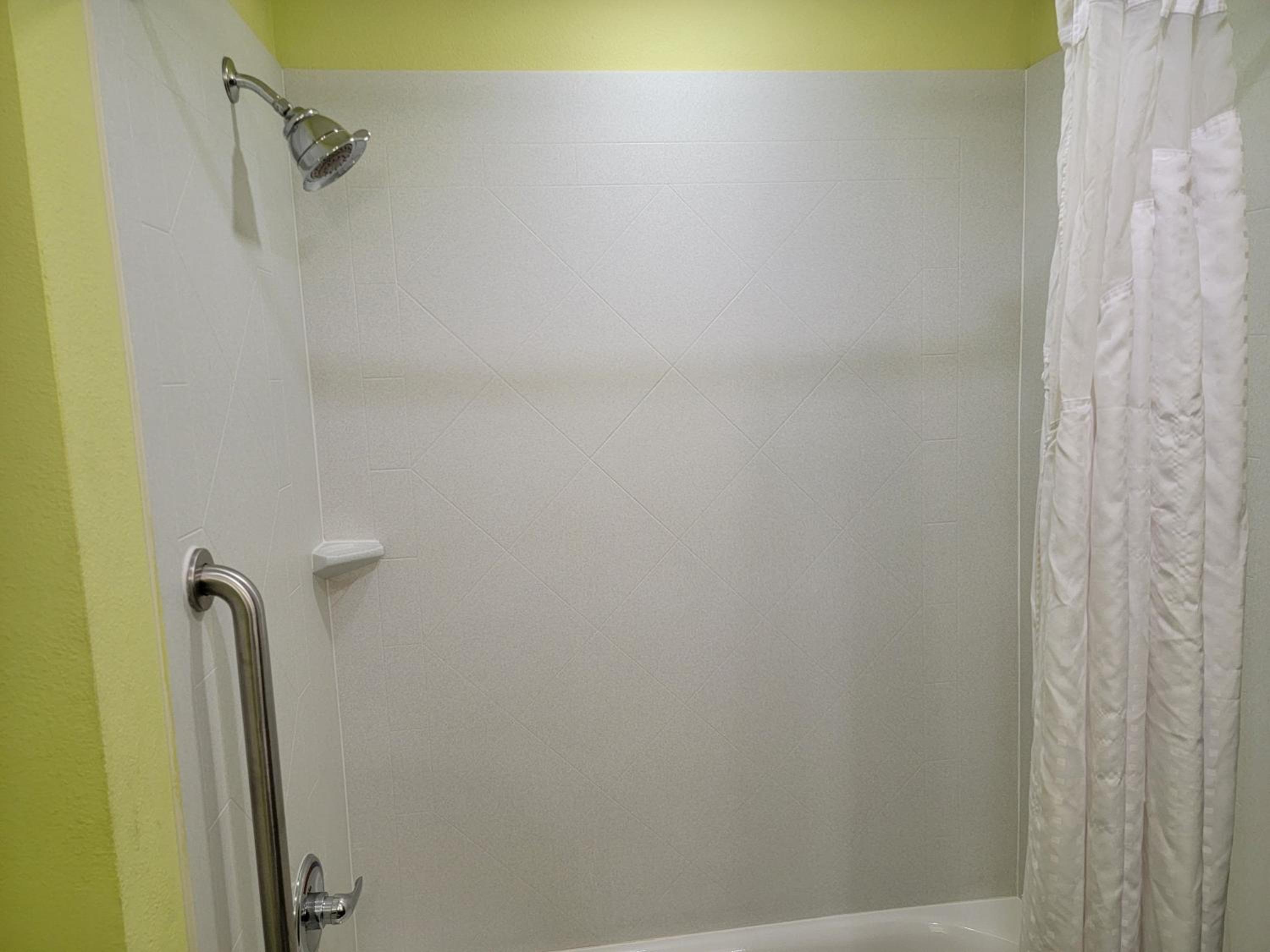 Standard King Room with Mobility Accessible Tub - Photo 4