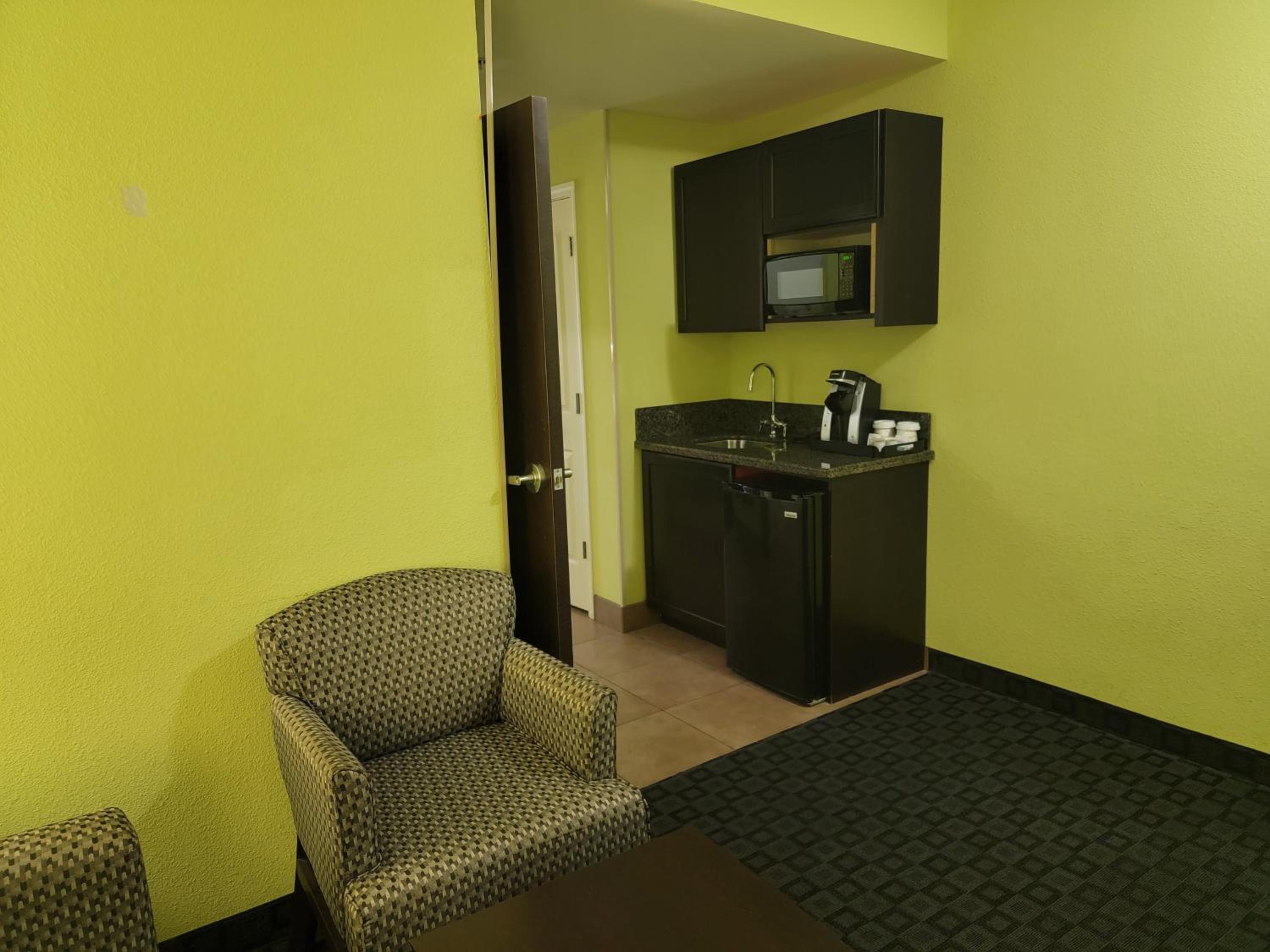 Standard King Room with Mobility Accessible Tub - Photo 12