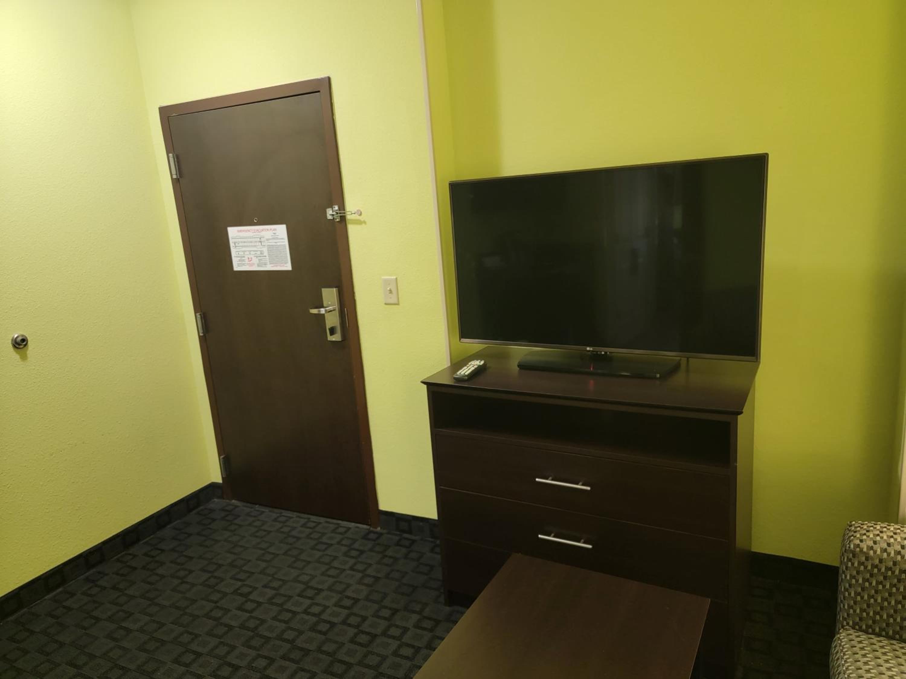 Standard King Room with Mobility Accessible Tub - Photo 7