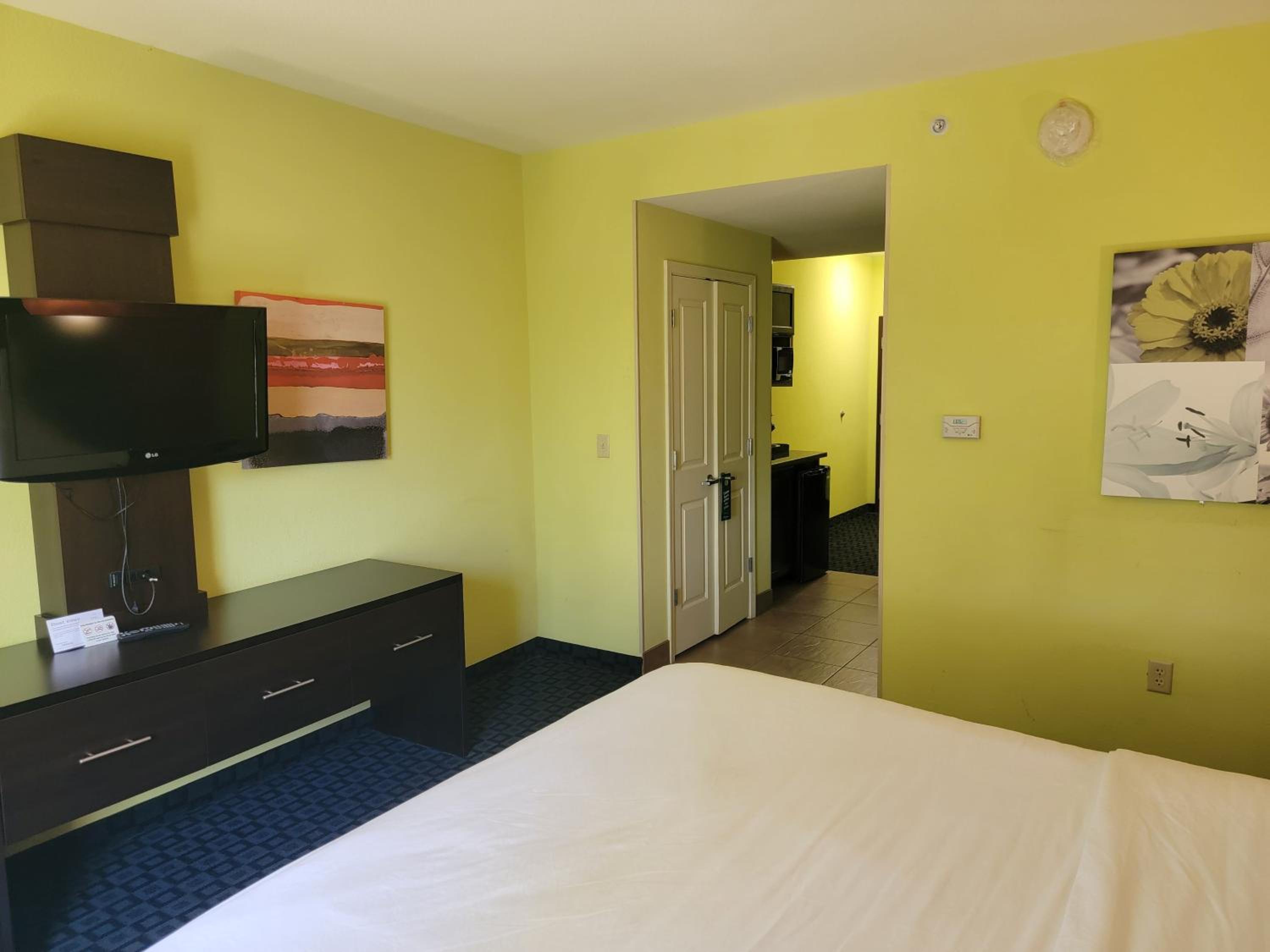 Standard King Room with Mobility Accessible Tub - Photo 3